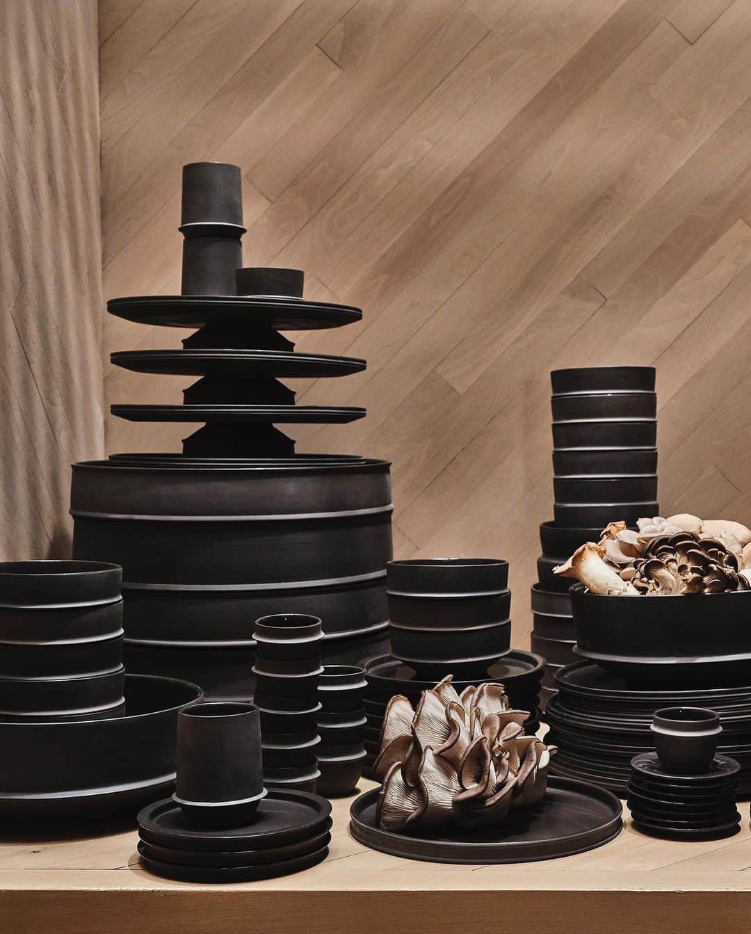ケリーウェアスラーさんのインスタグラム写真 - (ケリーウェアスラーInstagram)「TABLE TALK For our first-ever comprehensive tabletop collection, my team and I designed, this project allowed us to delve into a rich tapestry of materials, shapes, and finishes, truly immersing ourselves in the dining experience. Every piece in the collection holds its own distinct charm and serves a purpose on the table. They're designed to seamlessly blend and complement one another, creating a dynamic interplay of elements. XK」9月20日 5時11分 - kellywearstler