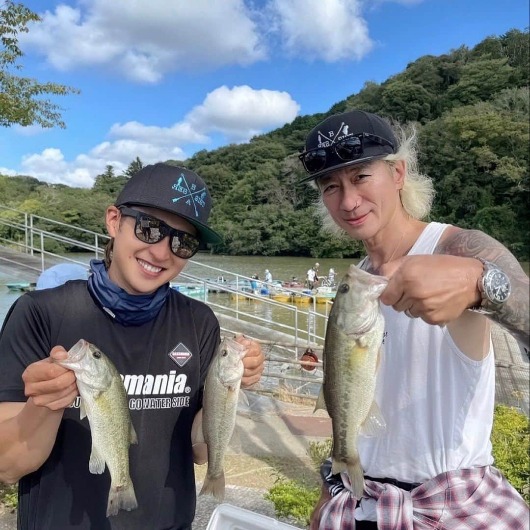 Ju-kenさんのインスタグラム写真 - (Ju-kenInstagram)「コウスケ君と臨んだ亀山でのBassmania cup! 本当に充実した1日をありがとう😆 おかげで今日から仕事に邁進できます！  息抜きってホントに大切だなぁ、最高の夏休みでした🌻  #宮内告典 #bassmaniacup #亀山湖  #ブラックバス #日焼けが痛い #オリジナルキャップ #コウスケくんはブルーを被ってくれました」9月20日 5時12分 - jkn627