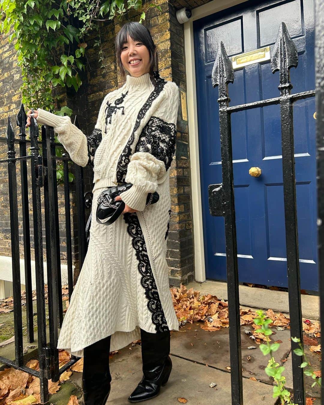 スージー・ロウのインスタグラム：「Cosy autumnal but make it Victoriana @erdem 📸 @mrstreetpeeper」