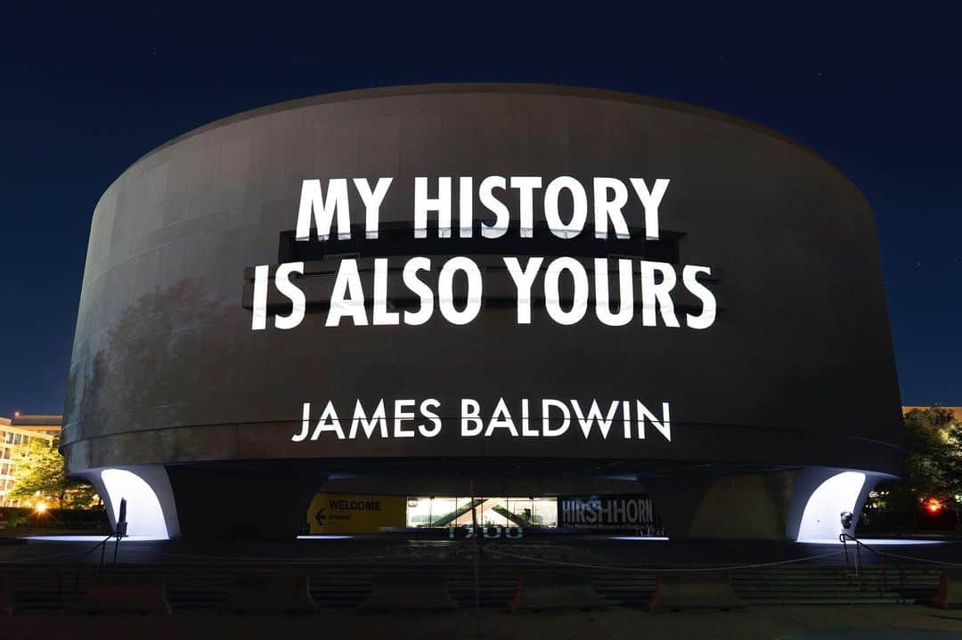スミソニアン博物館のインスタグラム：「Projections this week turn two Smithsonian buildings into giant works of art. Jenny Holzer's "THE PEOPLE" is a text-based projection using @hirshhorn and @amhistorymuseum as canvases. Catch these reflections on democracy through Sept. 21 from dusk through 11 p.m. ET.      The artwork, created by @JennyHolzerStudio for the 60th anniversary of @ArtInEmbassies, also heralds the arrival of Art in Embassies’ traveling exhibition, “A More Perfect Union: American Artists and the Currents of Our Time” at the National Museum of American History, on view through Oct. 1.    Image credit:  Jenny Holzer, "THE PEOPLE," 2023. Light projection.   Hirshhorn Museum and Sculpture Garden, Washington, DC; text: James Baldwin, statement during US House session, New York, March 18, 1968.   Smithsonian’s National Museum of American History, Washington, DC; text: Harvey Milk, © 1976 by the author.   Used with permission of the Harvey Milk Foundation. © 2023 Jenny Holzer, member Artists Rights Society (ARS), NY. Photo: Filip Wolak.」