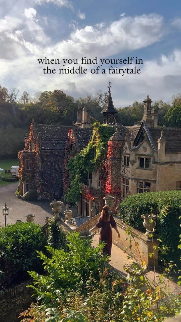 Earth Picsのインスタグラム：「@thechaosdiaries found the perfect fairytale destination! Are you familiar with the enchanting spot known as “the prettiest village in England”? Castle Combe, nestled amid the picturesque Cotswolds hills in southwestern England, truly embodies the beauty of the English countryside. 🏰 These scenes were captured last autumn, my personal favorite time to explore Castle Combe, when the buildings burst to life in vibrant autumn hues. 🍂🧚‍♀️  🎥 by @thechaosdiaries  📍 Cotswolds Hills in Southwestern England 🏴󠁧󠁢󠁥󠁮󠁧󠁿」
