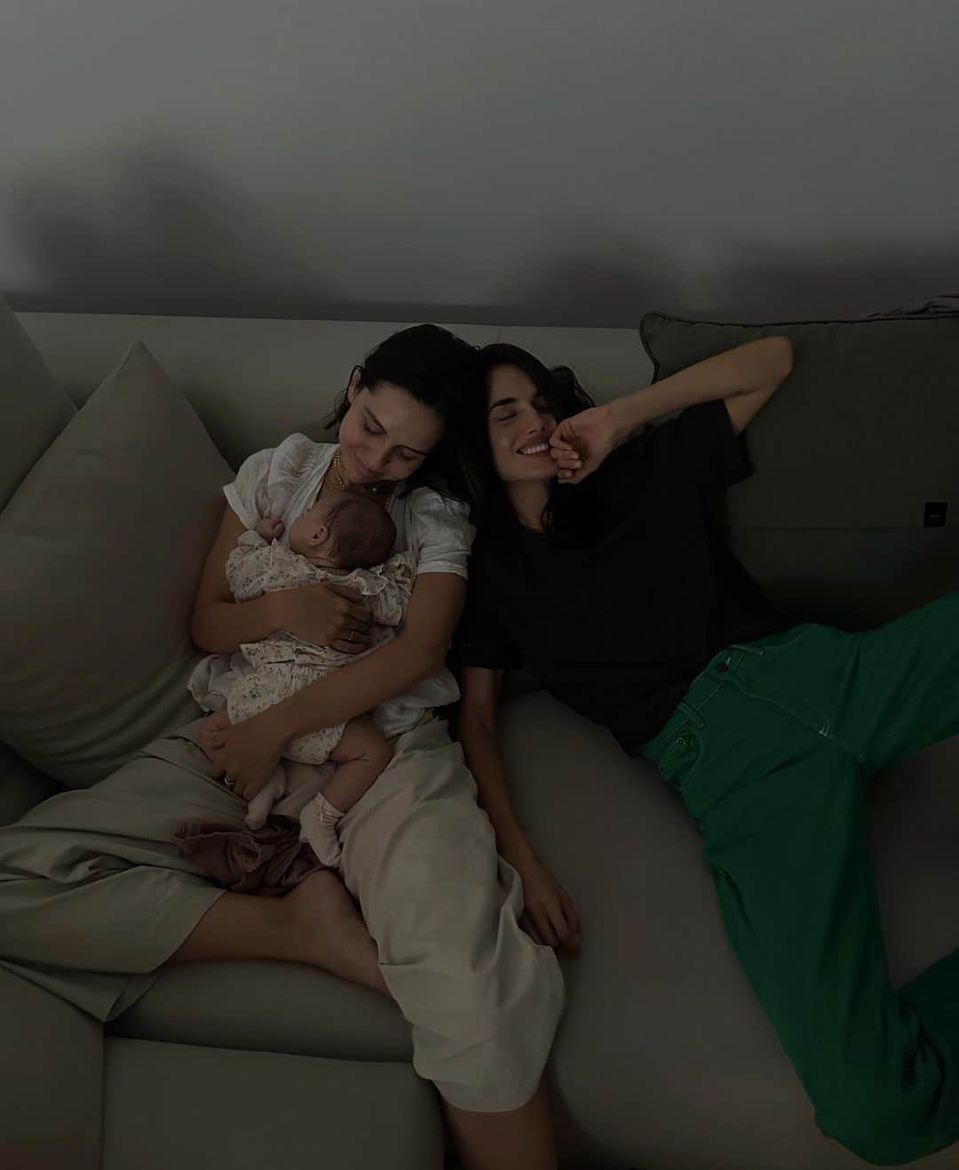 ブランカ・パディラのインスタグラム：「Amigas que son familia」