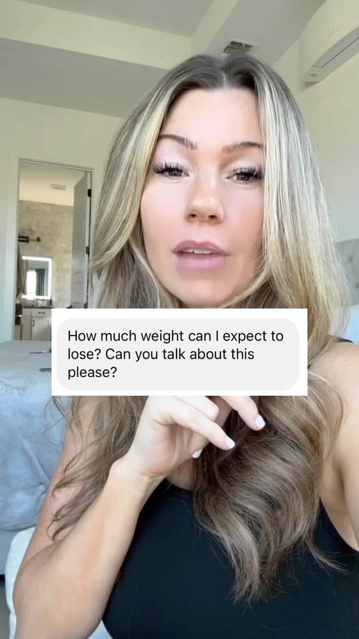 アンナ・ニコル・スミスのインスタグラム：「If someone tells you you can lose 20 lbs in a month… RUN. Here’s why ❤️  Talking numbers in regards to weight loss can be sticky (and controversial) but I feel it’s important to at least acknowledge what is a HEALTHY guideline so that people don’t set up unrealistic expectations for themselves only to (understandably) fall short and then doubt themselves  Because YOU are not the problem. It’s the unrealistic expectations that some in the industry can (unethically) put out there OR even putting people on intentionally super low calorie plans in order to achieve such drastic weight loss, only for the person to gain it all back.   So for the record, here’s a healthy guideline (but remember, this is still just a guideline and it does require being in a consistent caloric deficit)  ⭐️ If you have 20-30+ lbs to lose, you can expect to lose roughly: 1-2 lbs per week or 4-8 lbs per month   ⭐️ If you have 10 or less lbs to lose, you can expect to lose roughly: 0.5-1 lb per week or 2-4 lbs per month   As I said in the video above, keep in mind you may (hopefully) be gaining muscle, then there’s water weight that can throw off the scale which is impacted by *so many things* so overall, I personally don’t feel the scale is a great reflection of your overall progress and I do not recommend using the scale on a regular (and DEF not a daily) basis.   Instead, use progress pictures, measurements, your strength progress, energy, and overall how your clothes fit and how you feel!   There are SO many other measures of progress that are more important than the number on the scale!!   Hope this helps 🥰❤️  #fbggirls #healthyweightloss #sustainableweightloss #fbgcommunity」