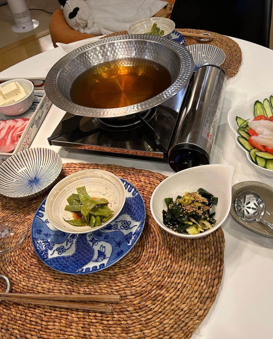 安藤優子さんのインスタグラム写真 - (安藤優子Instagram)「くろだしジュレの件❣️  おはようです!  リンです!  これから朝ンポだけど、昨日のテーブルの下から報告ね。  きのうはね、くろだしジュレっていうのを使ってお鍋だったんだよ。  京都のお出汁屋さんの、うねのさんのだって。  おかーさんが、これは便利って！って言ってた。  お鍋はね、豚バラといろいろキノコだって。  いいお出汁の香りがしたよ。  アタシには匂いだけ（笑）だけどね。  で、昨日のイチオシは、イカのとろとろ黄身醤油サラダだって。  作りながら、「あらっお花畑みたい！」って、ひとりで盛り上がっていたよ。（笑）  食べる時はトマトときゅうりとイカを、ぜーんぶ黄身醤油でまぜまぜするんだって。  言ってから、知ってる。見えなかったけどね。（笑）  あとは、モロッコインゲンのクタクタ煮、わかめと長ネギのナムルなどなどでした。  さっそろそろ朝ンポでーす。  じゃね❣️  以上、テーブルの下付近からお出汁のジュレについてお伝えしました!  by リンゴ。  #京都うねの   #フレンチブルドッグ  #安藤優子」9月20日 5時45分 - yukoando0203