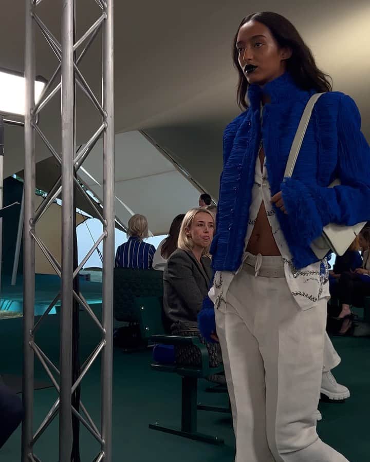 スージー・ロウのインスタグラム：「Deep diving into London for @bof (roundups in link in bio) Some personal highlights… - No sign of winner bag (yet) but some terrific clothes @burberry by Daniel Lee and like or loathe Burberry blue, it works as a branding moniker.  Loved it on this ripped chiffon jacket.  - @babbym Matty Bovan’s backstage dinner where you feasted on his chaotic craft.  Loved the Lynchian American prom theme. - Sucker for @susanfangofficial ‘s beaded wonders.  - Welcome back @supriya_lele !  You’ve been missed ! Sharp and subtle drapes of the sari!  Lean and mean, keep em keen etc  - @sjodwyer talking about the challenges of size grading for different bodies - @ashleywilliamslondon ‘ the-world-is-fucked attitude.  Also been missed ! - @lilymcmenamy vamping @knwlslondon  - A visual treat to see @roksandailincic at the Barbican - tailleur and flou against concrete and curious residents. - Too hot to handle hot wok dressing @asaitakeaway - take me away to an island with just these knitted and knotted bangers pls ! - A focused and slick debut @aaron.esh and his sub cultural-powered tailoring.  Last show of London and the takeaway? The youth always rises !」
