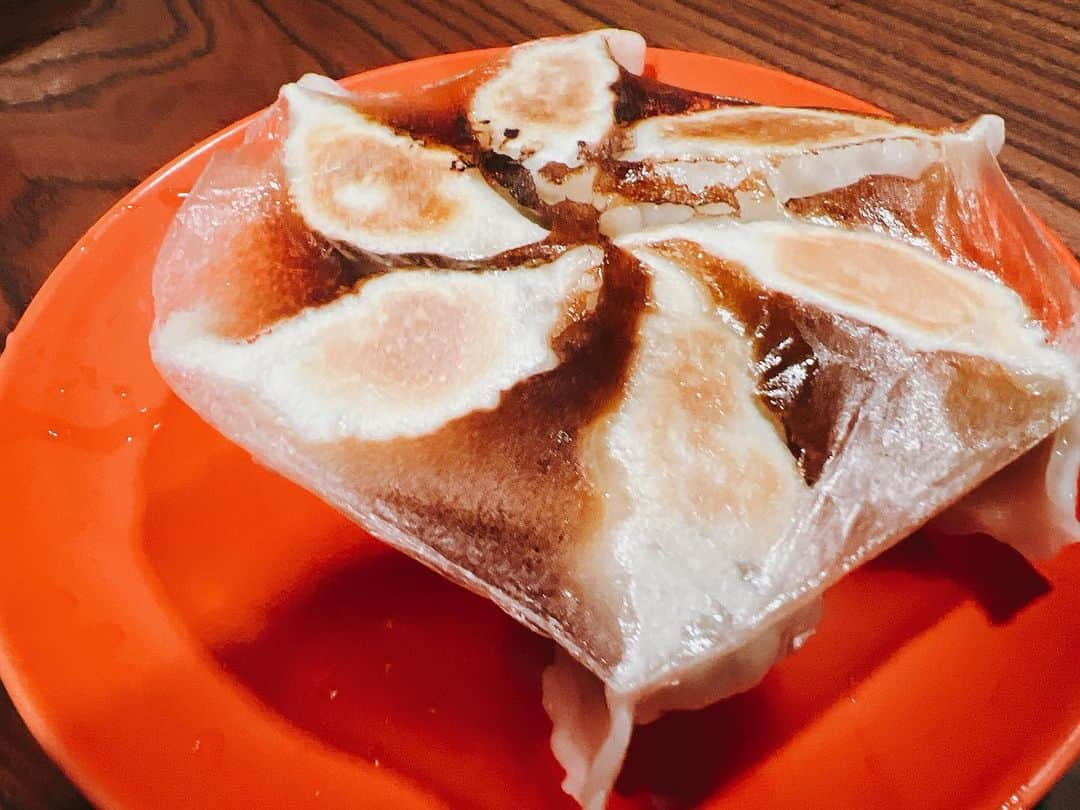 ミズノマリさんのインスタグラム写真 - (ミズノマリInstagram)「🥟 気になっていた 乃木坂「蓮月」さんに @ajiakappo_rengetsu  やっと行くことができました！ 餃子大好きなので いろいろ食べに行ってますが… こちらの餃子、 噂にたがわず、 とっても美味しかった😋  人気店のため、 滑り込み&時間制限ありの状態で食べましたが、 おかわりおかわりを繰り返し… パンツのボタンを外すほどでした🤣  早くもまたすぐ行きたいー🥟 冷凍庫空いて来たら取り寄せもしたい！ ご馳走さまでした🙌🏻  #蓮月 #餃子好き #餃子」9月20日 16時50分 - mari_mizuno