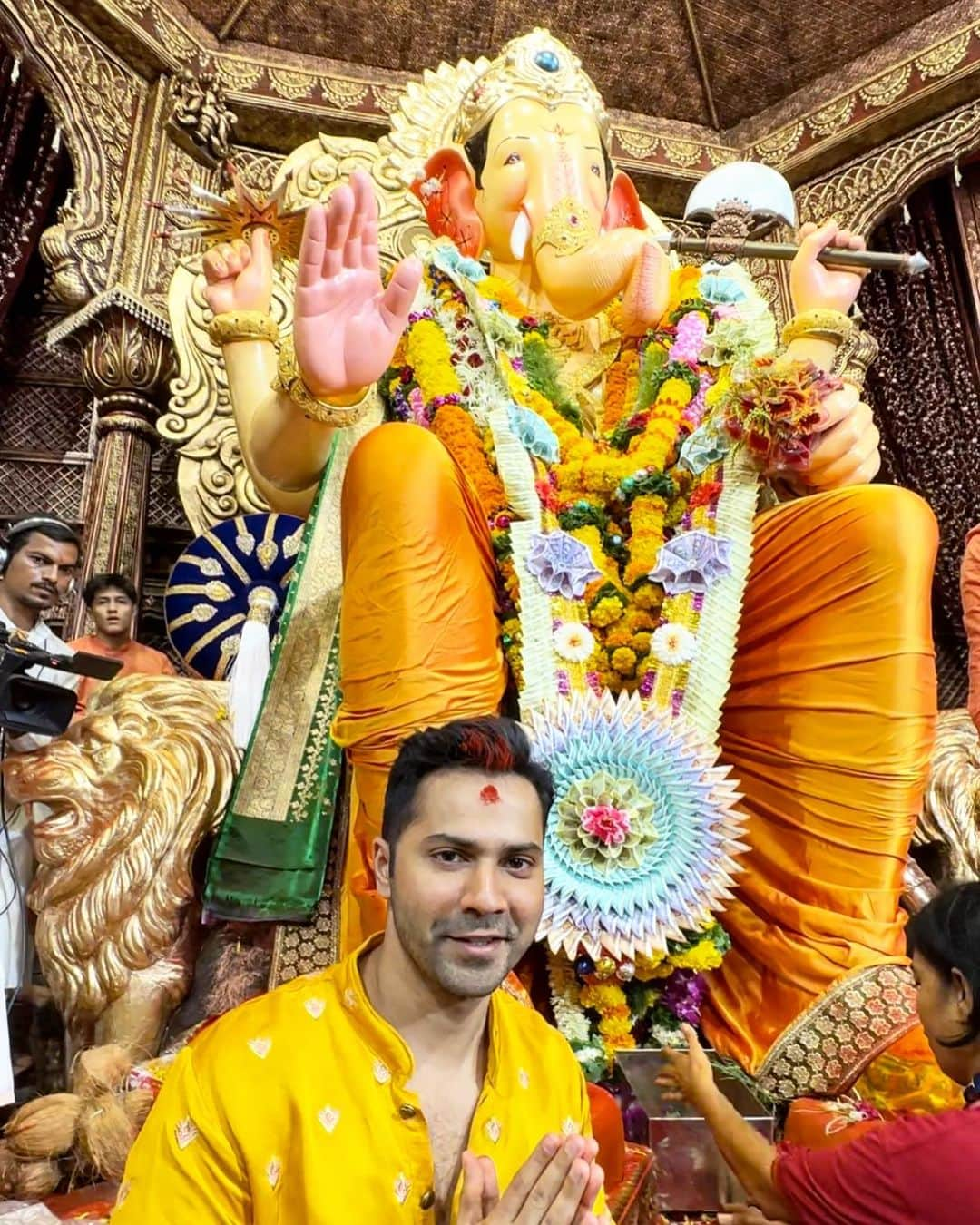 Varun Dhawanさんのインスタグラム写真 - (Varun DhawanInstagram)「Had the best darshan today at #laalbaghcharaja. गणपति बप्पा मोरया 🙏☀️」9月20日 16時51分 - varundvn