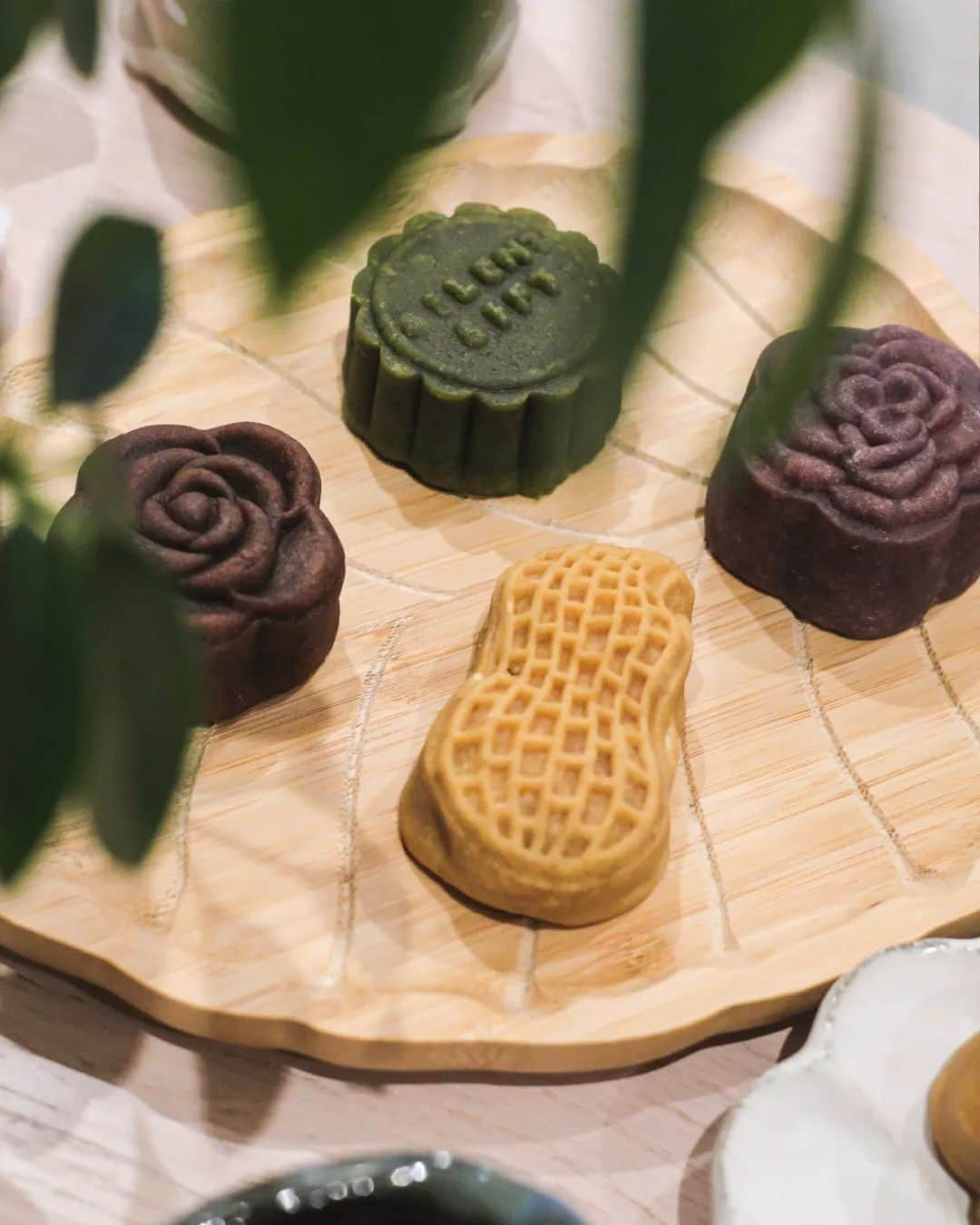 Erinaさんのインスタグラム写真 - (ErinaInstagram)「Celebrate Mid Autumn Festival with an assortment of handcrafted Moon cake 🥮 by @silent.sift 🤎  🥮 Classic crust willed with traditional Lotus seed paste and salted egg yolk  🥜  Classic crust with roasted Peanuts  and white  chocolate  🍵Matcha  crust filled with Red bean pasteband Chestnut 🌰  🍫 Dark chocolate crust filled with chocolate ganache  New editions ✨️  🍋 Okayama Yuzu Lotus Seed Paste & Marmalade  💜Taro coconuts 🥥 & Cranberry」9月20日 16時52分 - eliseaki