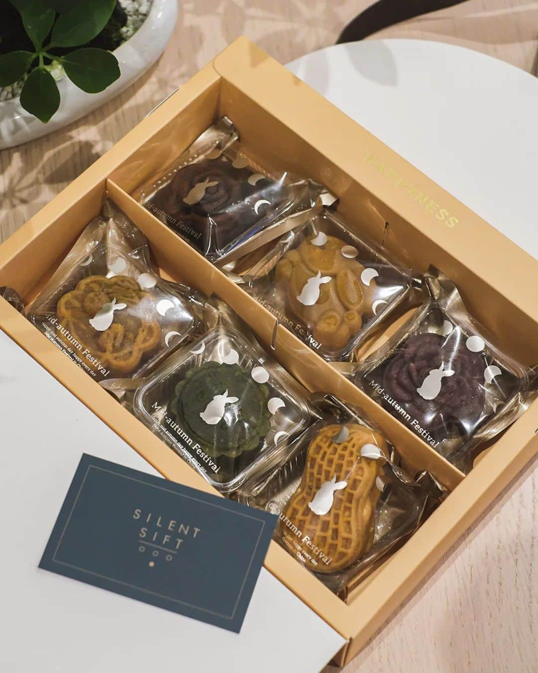 Erinaさんのインスタグラム写真 - (ErinaInstagram)「Celebrate Mid Autumn Festival with an assortment of handcrafted Moon cake 🥮 by @silent.sift 🤎  🥮 Classic crust willed with traditional Lotus seed paste and salted egg yolk  🥜  Classic crust with roasted Peanuts  and white  chocolate  🍵Matcha  crust filled with Red bean pasteband Chestnut 🌰  🍫 Dark chocolate crust filled with chocolate ganache  New editions ✨️  🍋 Okayama Yuzu Lotus Seed Paste & Marmalade  💜Taro coconuts 🥥 & Cranberry」9月20日 16時52分 - eliseaki