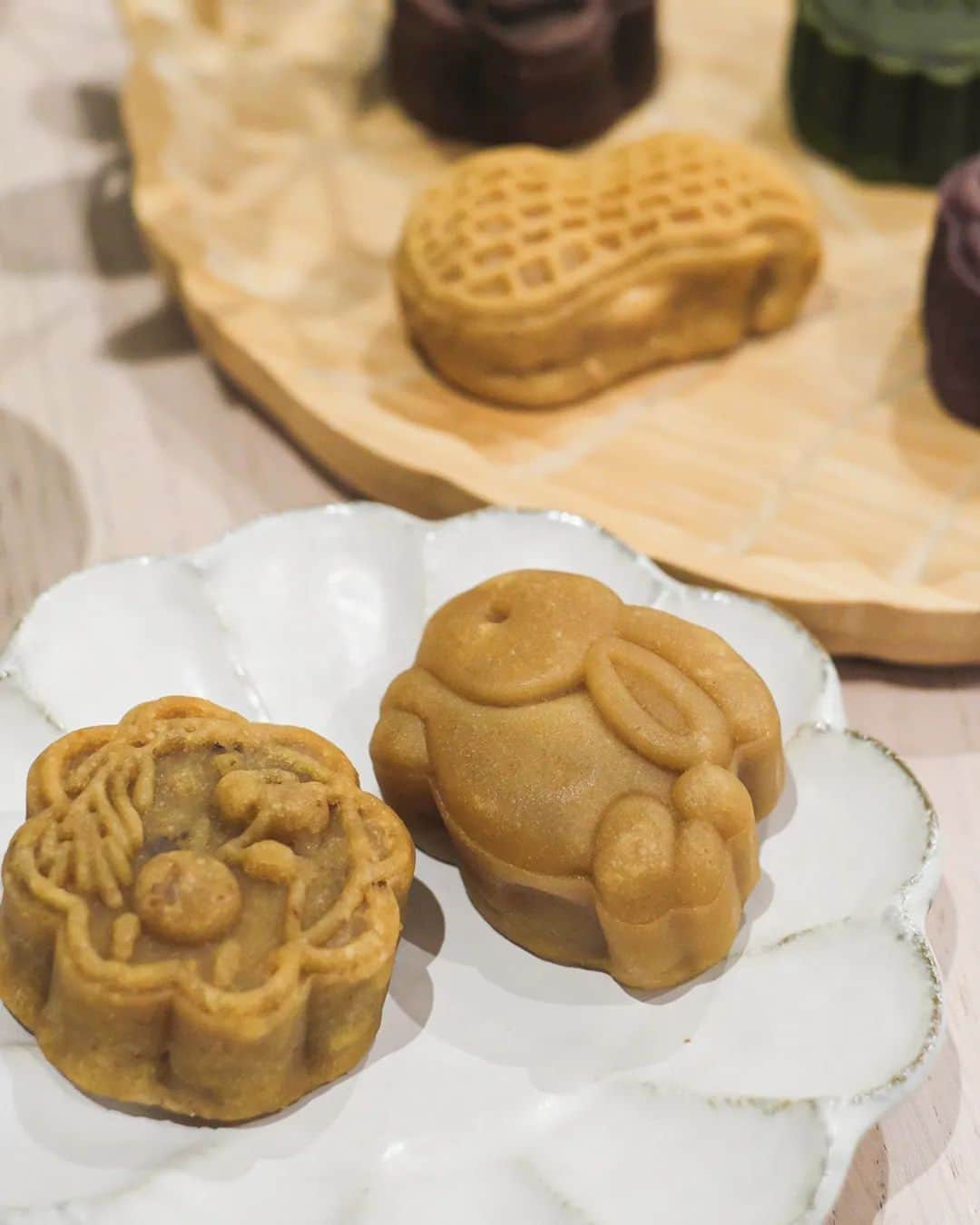 Erinaさんのインスタグラム写真 - (ErinaInstagram)「Celebrate Mid Autumn Festival with an assortment of handcrafted Moon cake 🥮 by @silent.sift 🤎  🥮 Classic crust willed with traditional Lotus seed paste and salted egg yolk  🥜  Classic crust with roasted Peanuts  and white  chocolate  🍵Matcha  crust filled with Red bean pasteband Chestnut 🌰  🍫 Dark chocolate crust filled with chocolate ganache  New editions ✨️  🍋 Okayama Yuzu Lotus Seed Paste & Marmalade  💜Taro coconuts 🥥 & Cranberry」9月20日 16時52分 - eliseaki