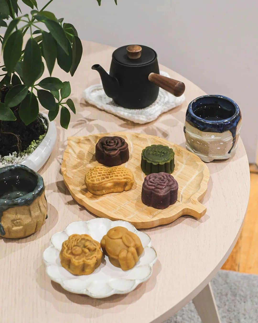 Erinaのインスタグラム：「Celebrate Mid Autumn Festival with an assortment of handcrafted Moon cake 🥮 by @silent.sift 🤎  🥮 Classic crust willed with traditional Lotus seed paste and salted egg yolk  🥜  Classic crust with roasted Peanuts  and white  chocolate  🍵Matcha  crust filled with Red bean pasteband Chestnut 🌰  🍫 Dark chocolate crust filled with chocolate ganache  New editions ✨️  🍋 Okayama Yuzu Lotus Seed Paste & Marmalade  💜Taro coconuts 🥥 & Cranberry」