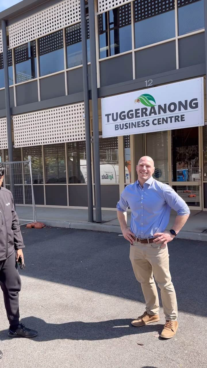 デビッド・ポーコックのインスタグラム：「Visiting some businesses around Tuggeranong.  Lauren (& Gem) at her beautiful clinic - @fundamentalhealthcanberra in Kambah. Lauren has created a lovely space & is providing a valuable service to the community. We chatted about challenges small businesses face & how to make healthcare more accessible.  Local distillery @undergroundspirits is ready to take on the world. Claudia, Stewart and the growing team in Kambah are passionate about ensuring CBR is a destination city. It was insightful hearing about the challenges they face as they grow and try to stay in CBR.  AgriGate in Kambah is on a mission to ensure farmers get paid more for producing quality food & in turn breathe life back into regional communities. They’re developing solutions to get high quality produce straight from the farm to eaters. Seriously impressive.   Most Canberrans know @kulturebreak_official & the great work they do. Programs like this don’t get enough credit (or funding) for providing a space & outlet that allows young people to feel like they belong & develop life skills & confidence. Thanks Francis, Ruth & the team.」