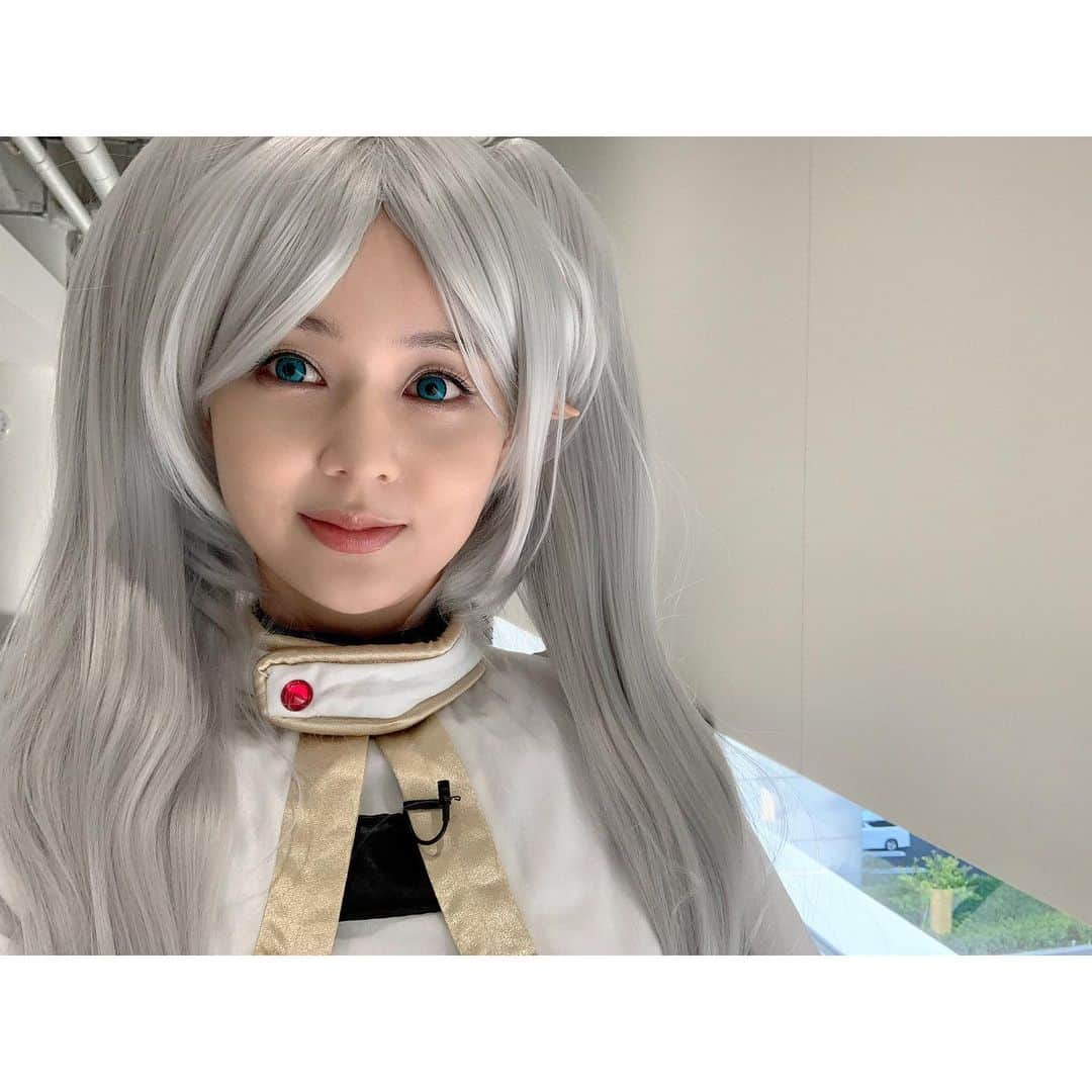 佐藤梨那のインスタグラム：「🪽  念願の‼︎ フリーレンに…🪽✨  特殊メイクでエルフの耳を 作ってもらいました☺️  明日21日(木)の ぐるナイ2時間SPです🪽  今回のコスプレショーも すごかった…✨  葬送のフリーレン 放送開始も近づいてきて 気分高まるばかり🪽✨  #葬送のフリーレン  #フリーレン　#ゾルトラーク」