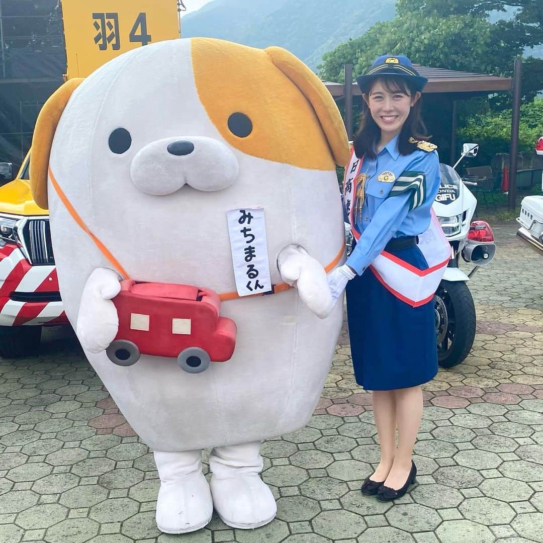 加藤愛のインスタグラム：「. 明日から秋の全国交通安全運動がはじまります🍂  それに伴い、岐阜県警察高速道路交通警察隊の 一日高速道路交通警察隊長を委嘱していただきました。 養老SAでは啓発活動も行いました👮🏻  最後にみちまるくんと記念撮影🐶 大好物がサービスエリア(SA)のソフトクリームって わたしと同じやね🍦✨✨  #岐阜#高速道路#一日警察署長 #交通安全に気をつけましょう」