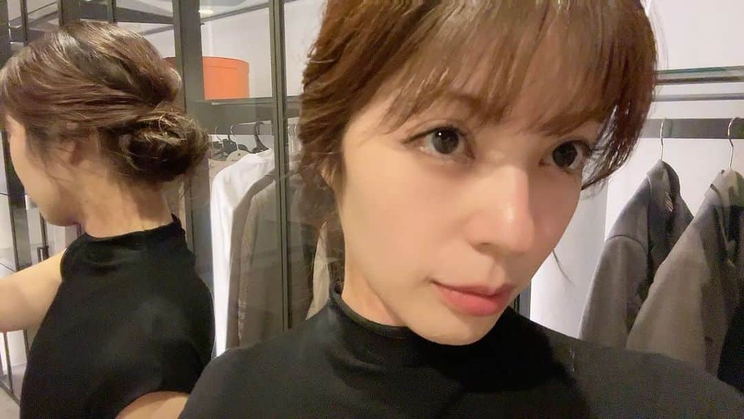 香川絵馬のインスタグラム：「髪型のお話。  アップって、難しい。  まず、自分でやるのが難しいし （私は、ヘアセットはプロの方にお願いしてます）  シンプルを意識したら地味になったり  華やかさを意識すると、頑張った感がでてしまう。  さらに、私の髪の毛は非常に柔らかい、いわゆる猫っ毛。  こなれた感じを出したいと 下手に崩すとただのボサボサに…。  塩梅が難しいと、いつも思うのです。  先日、ちょうどいい感じに仕上がったので 自分メモも兼ねて、共有。  アップ難しい同盟の方の、ご参考になれば😊 （アップならこの髪型おすすめ！のご報告もお待ちしております）」