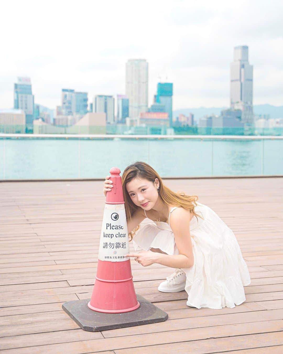 のインスタグラム：「🇭🇰 𝘧𝘪𝘯𝘢𝘭𝘭𝘺 𝘴𝘶𝘯𝘯𝘺 𝘢𝘧𝘵𝘦𝘳 𝘵𝘸𝘰 𝘭𝘰𝘯𝘨 𝘸𝘦𝘦𝘬𝘴~ 𝘓𝘪𝘧𝘦'𝘴 𝘨𝘰𝘰𝘥.  #香港 #日系 #人像」