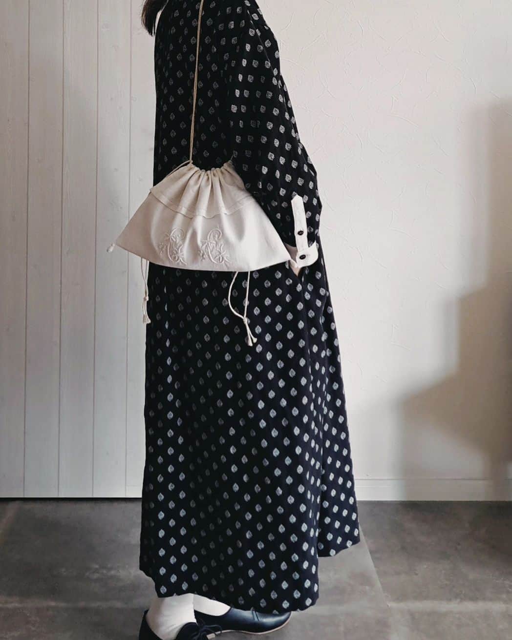 Keikoさんのインスタグラム写真 - (KeikoInstagram)「† モノグラム刺繍が素敵な アンティークのリネントーションで 巾着バッグを作りました。 表面はダマスク織りがされている素敵なトーション。 とても状態の良いものです。 小振りで使いやすい大きさの巾着は アンティークのレースなどで装飾をして可愛い仕上がりに。 モノグラムは３種類。 おきにいりを見つけてください。 * 『おきにいりを つれて…』 9.22fri.~24sun. 11:00~16:00 Dinette  @dinette16  福岡市東区箱崎3-10-5 202号室 † #ハンドメイドバッグ #ハンドメイド #モノグラム刺繍 #モノグラム #アルファベット刺繍 #巾着バッグ #アンティークリネン #リネントーション #アンティークトーション」9月20日 15時22分 - shell_house1025