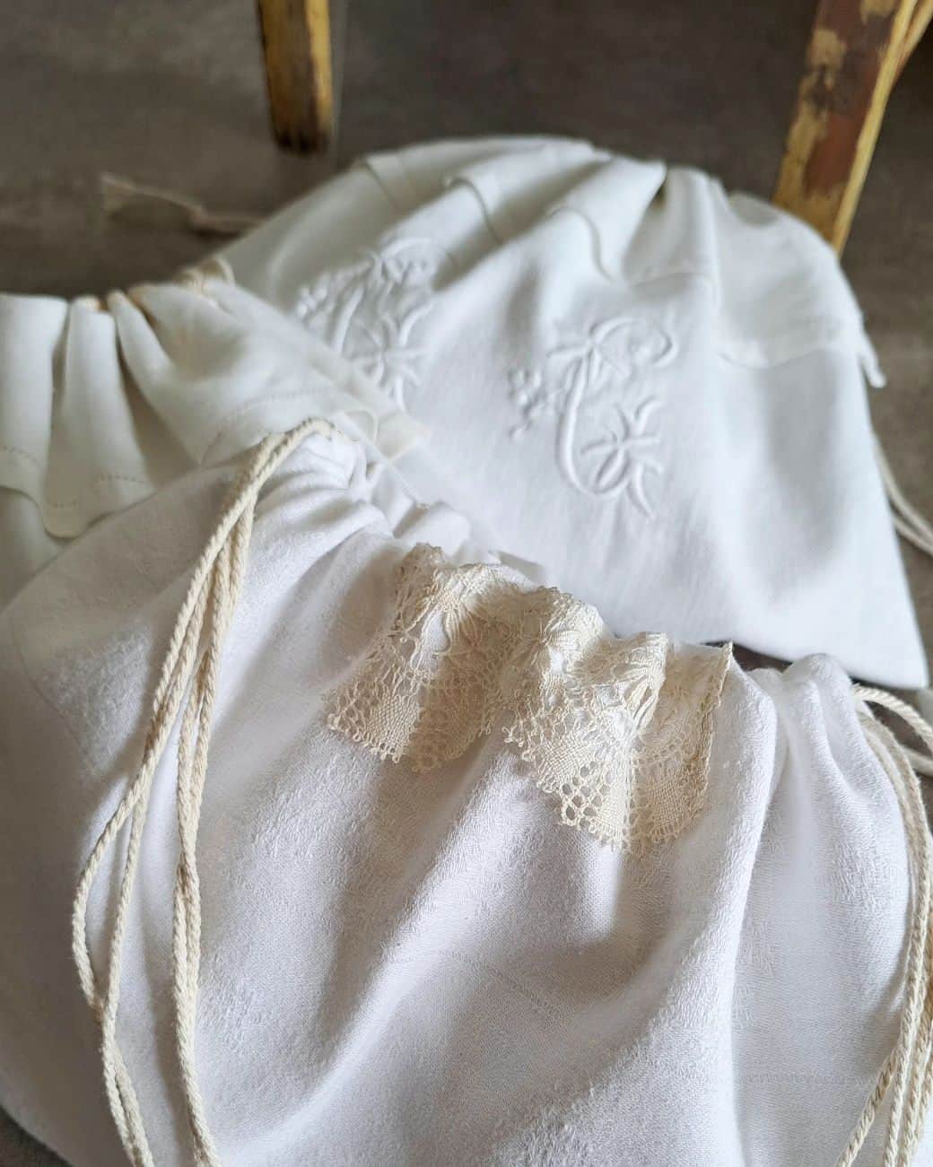Keikoさんのインスタグラム写真 - (KeikoInstagram)「† モノグラム刺繍が素敵な アンティークのリネントーションで 巾着バッグを作りました。 表面はダマスク織りがされている素敵なトーション。 とても状態の良いものです。 小振りで使いやすい大きさの巾着は アンティークのレースなどで装飾をして可愛い仕上がりに。 モノグラムは３種類。 おきにいりを見つけてください。 * 『おきにいりを つれて…』 9.22fri.~24sun. 11:00~16:00 Dinette  @dinette16  福岡市東区箱崎3-10-5 202号室 † #ハンドメイドバッグ #ハンドメイド #モノグラム刺繍 #モノグラム #アルファベット刺繍 #巾着バッグ #アンティークリネン #リネントーション #アンティークトーション」9月20日 15時22分 - shell_house1025