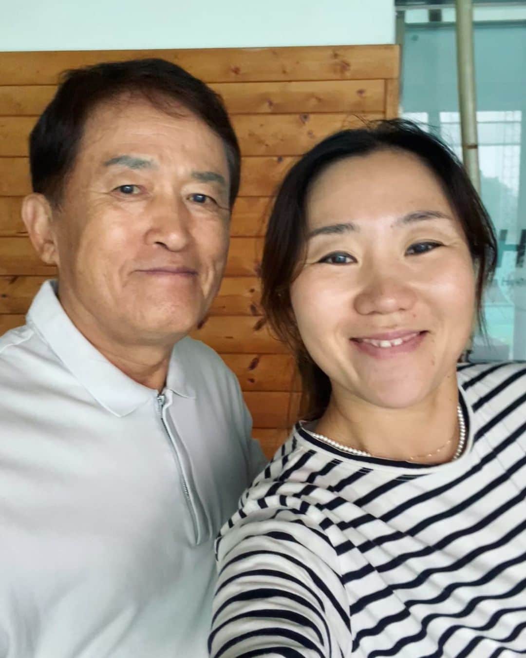 キム・インキョンのインスタグラム：「. 분명 제가 미국으로 들어갈때, (18년전) 용돈을 쥐여주시며 눈물을 흘리셨는데..  이제는 왜 여기 있니? 하신다.  항상 이 방향으로 들어봐 하시며 괘도를 잡아주셨는데.. 오늘은 아픈데 없고 ? 좋은데, 좋다… 라고만 하셨다. 이제 그만 비우고 좀 채우고 일년만 더 열심히 해보라고  그리고 하고 싶은 공부를 하라고 가기전에 얼굴 한번 더 보자 하셨다. 걸어나오는데 눈물이 왈칵 쏟아졌다. 서운해 하실줄 알았는데 오히려 미안해 하시는 마음이 느껴졌다.#조범수프로님」