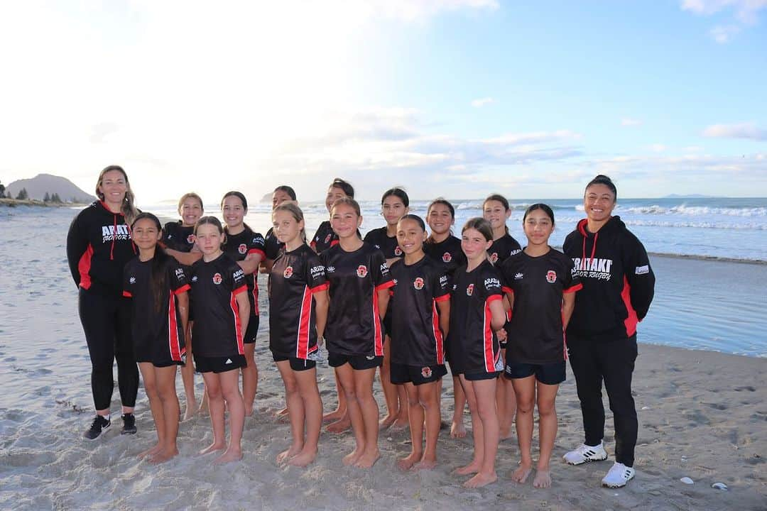 ポーシャ・ウッドマンのインスタグラム：「Tomorrow our Arataki Under11 girls team head down to Christchurch for the NZ Junior Girls Rugby Festival. We are so grateful to everyone who helped make this trip possible.   We were lucky to get some amazing gears from @adidas and @moanaradio sponsored our sideline jackets. Alongside all the whanau and amazing business that made a koha / donation or sponsored something towards the trip.   But without the likes of @marieee_paterson and @manawamama there’s no way this would be possible. Getting to kit out our girls because of all their hard Mahi just like we do in the Black Fern Sevens was the absolute best.」