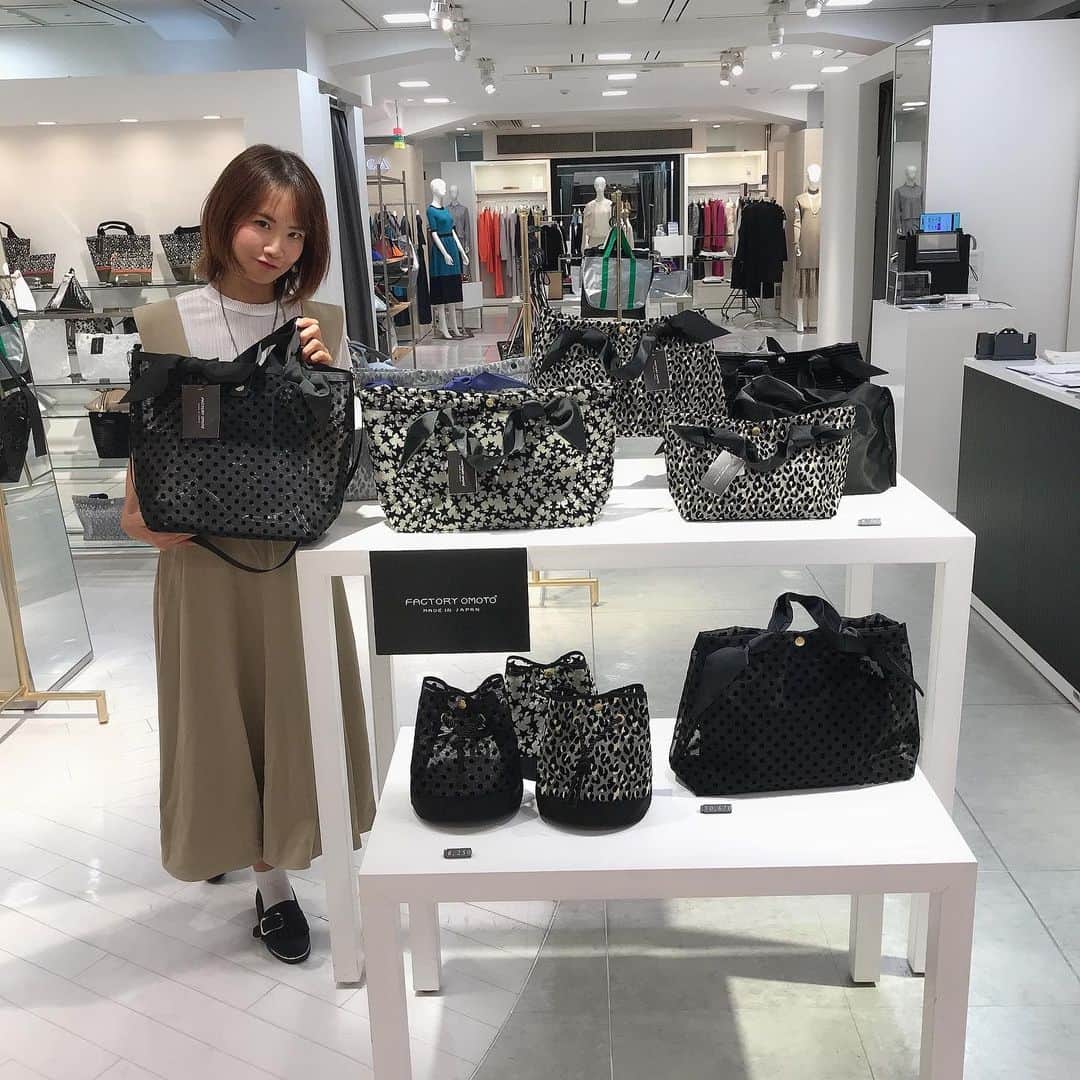 葵さんのインスタグラム写真 - (葵Instagram)「東京にFACTORY OMOTOが初上陸！！ @omoto_official  西武池袋店四階売り場にさっそく行ってきたよ🎶  福岡県に生産工場を持つ、メイドインジャパンのfactory brandオフィシャルショップです！ Omotoの商品は全て職人によるハンドメイドだそうで、どれも素敵です♡  秋冬に使ってみたいカバンを私もオーダーしてきました💕 届いたらまたご紹介しますね❣️  〜Pop up shop情報〜 西武池袋店　四階中央8 開催期間9/30まで  #PR#西武池袋店#おしゃれなカバン#おすすめカバン #omotofactory #factoryomoto #ハンドメイド」9月20日 15時38分 - dolphin_coconut