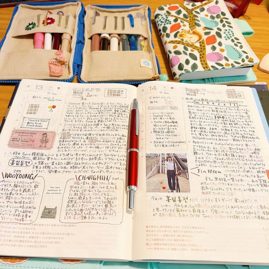 ＊kumi＊のインスタグラム：「2023.09.20.wed.  今日は妹宅にて1人お留守番中のワンコの相手をしに来ました💕  たくさんの手帳を持ち込んで、わんこが寝てる時間は手帳タイム📓  ひたすら万年筆で字を書くだけのほぼ日。 元々字を書くことが1番楽しいので、字で埋め尽くされたノートを見るのが楽しい🥰(変態)  そしてついついYoutubeで万年筆特集のものばかり見てしまい、 ……ポチりそう……🤣 いやいや、我慢我慢……せめて紙博終わるまでは……💦 どっちかお金使うのは我慢しなければ……😅  と言いながらも皆さんのpostの万年筆を凝視しております😂  #ほぼ日#ほぼ日手帳#hobonichi手帳#hobonichi #手帳#手帳タイム#手帳術#手帳の中身#手帳生活#ダイアリー#notebook #diary#stationery#スケジュール帳#ノート#マステ#マスキングテープ#文房具#文具#文具好き#シール#万年筆」