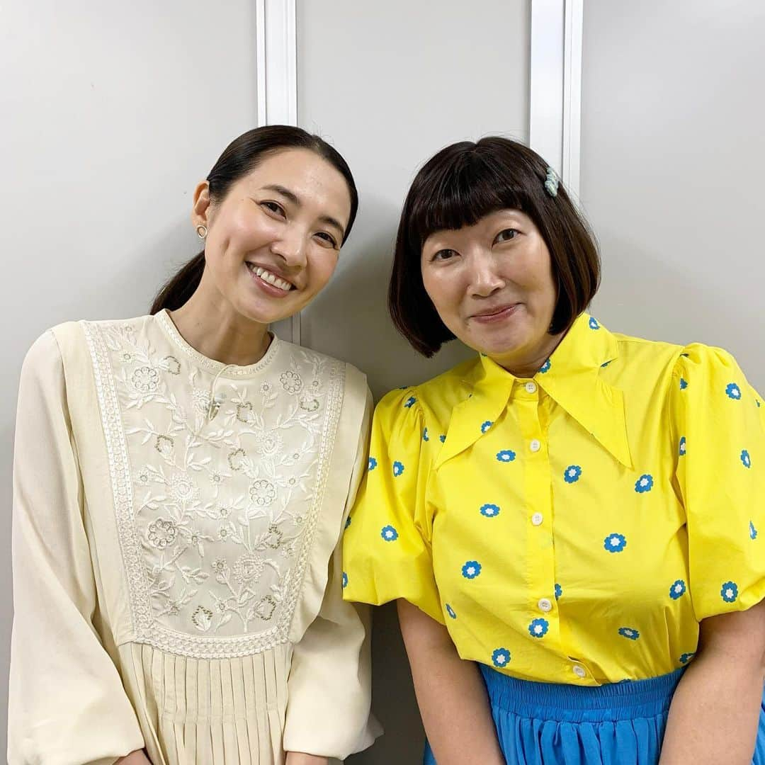 浜島直子さんのインスタグラム写真 - (浜島直子Instagram)「NHKあさイチ、本日の特集は「ストップ目立ち毛穴！」でした👃  年齢と共に代謝が落ち、たるみもあり、毛穴が目立つぅ！と思っていたので、今日の特集は本当に目から鱗落ちまくりでした👀✨  朝は水洗顔だけだったけど、明日の朝からしっかり泡で洗顔しよっと✨ (え？どゆこと？と思われた方！NHK➕で見逃し配信もありますよ🫶)  久しぶりに川村さんにも会えて嬉しかったなぁ🥰 お肌ツルピカ川村さん✨ もっと話したかった！！！ ・ #NHK #NHKあさイチ #川村エミコ　さん #ファックスもめちゃくちゃ嬉しい🥺❤️ #ありがとうございます #私の今日の衣装は #nequittezpas @pasand_by_nequittezpas」9月20日 15時53分 - hamaji_0912