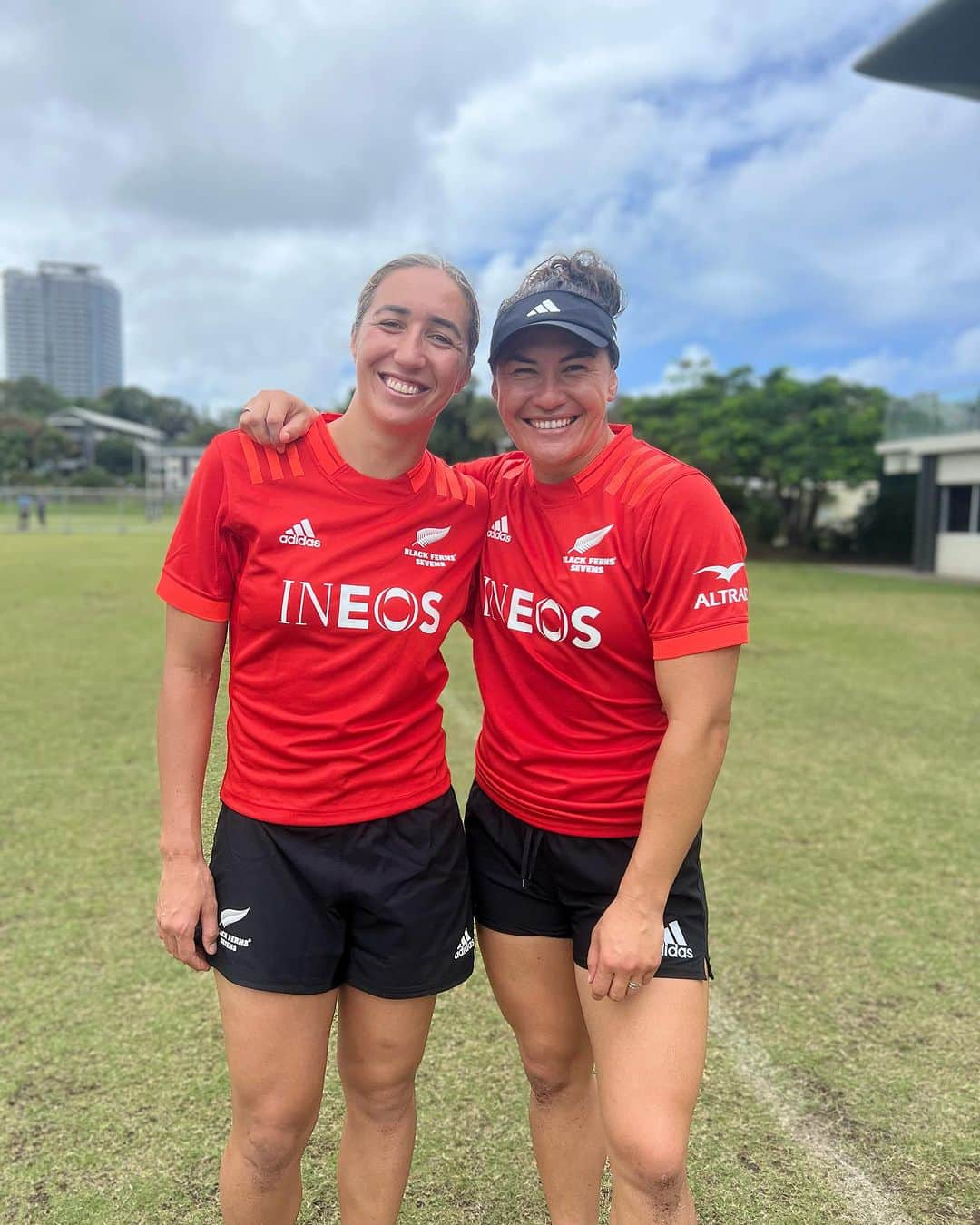 サラ・ゴスのインスタグラム：「2012 ⏩ 2023 Fiji 🇫🇯   Our first time playing in the Black Jersey, to being here for build up games to break up pre season.   Team mates to best friends, and all the hair styles in between 🫣😂」