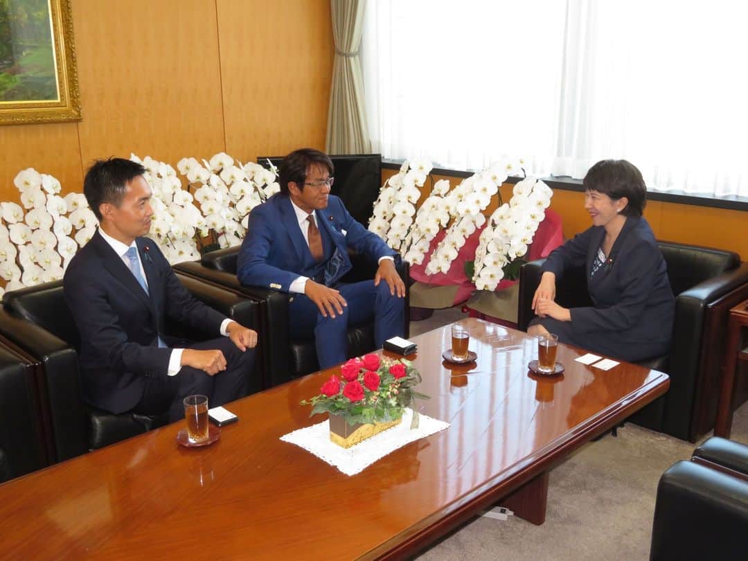 高市早苗のインスタグラム：「9月19日 着任された堀井学副大臣・平沼正二郎大臣政務官と」