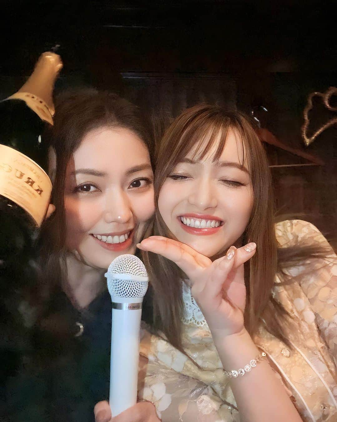 鎌田ひかりさんのインスタグラム写真 - (鎌田ひかりInstagram)「昨日の酔っ払い画像🥴笑 13年前からの大切なお友達、なつ❤️ あの頃のニューヨークで、ばったりアポロシアターで再会した、何かと縁のある強運同士❤️ 今でもこうして心の帰る場所の存在で居てくれて嬉しい😊 沖縄アクターズにいた事もあり、さすがのダンスと歌声とエンターテイメント！！ スター性は相変わらず健在でした❤️ また遊ぼうね😊 トモハッピーとも繋がってて、キープボトル入れてあげちゃうところ、かっこよすぎ❤️ @natsumi_0111_  #友達だいすき  #ありがとう  #クリュッグ  @tomohappy111」9月20日 15時46分 - kamata.hikari