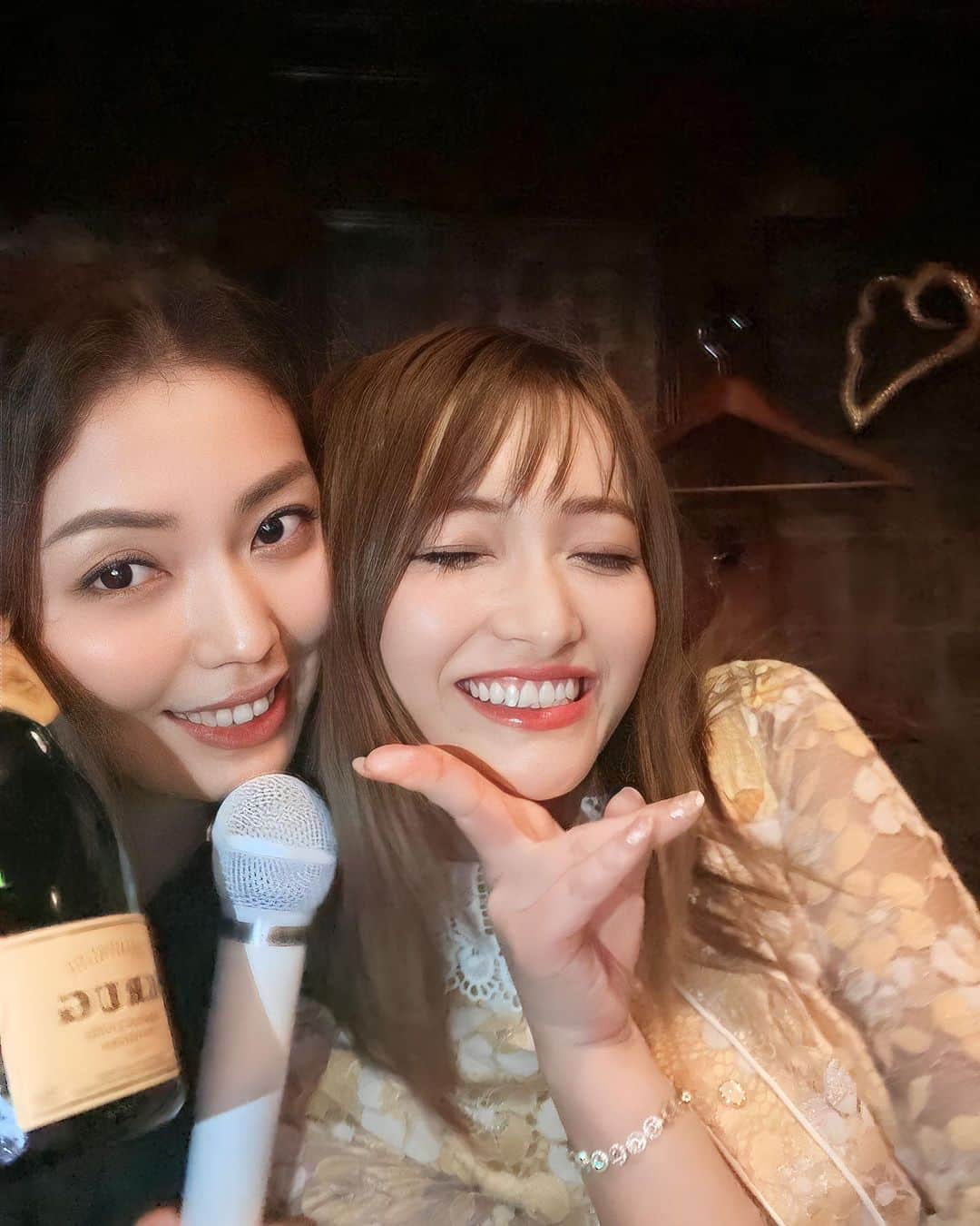 鎌田ひかりのインスタグラム：「昨日の酔っ払い画像🥴笑 13年前からの大切なお友達、なつ❤️ あの頃のニューヨークで、ばったりアポロシアターで再会した、何かと縁のある強運同士❤️ 今でもこうして心の帰る場所の存在で居てくれて嬉しい😊 沖縄アクターズにいた事もあり、さすがのダンスと歌声とエンターテイメント！！ スター性は相変わらず健在でした❤️ また遊ぼうね😊 トモハッピーとも繋がってて、キープボトル入れてあげちゃうところ、かっこよすぎ❤️ @natsumi_0111_  #友達だいすき  #ありがとう  #クリュッグ  @tomohappy111」