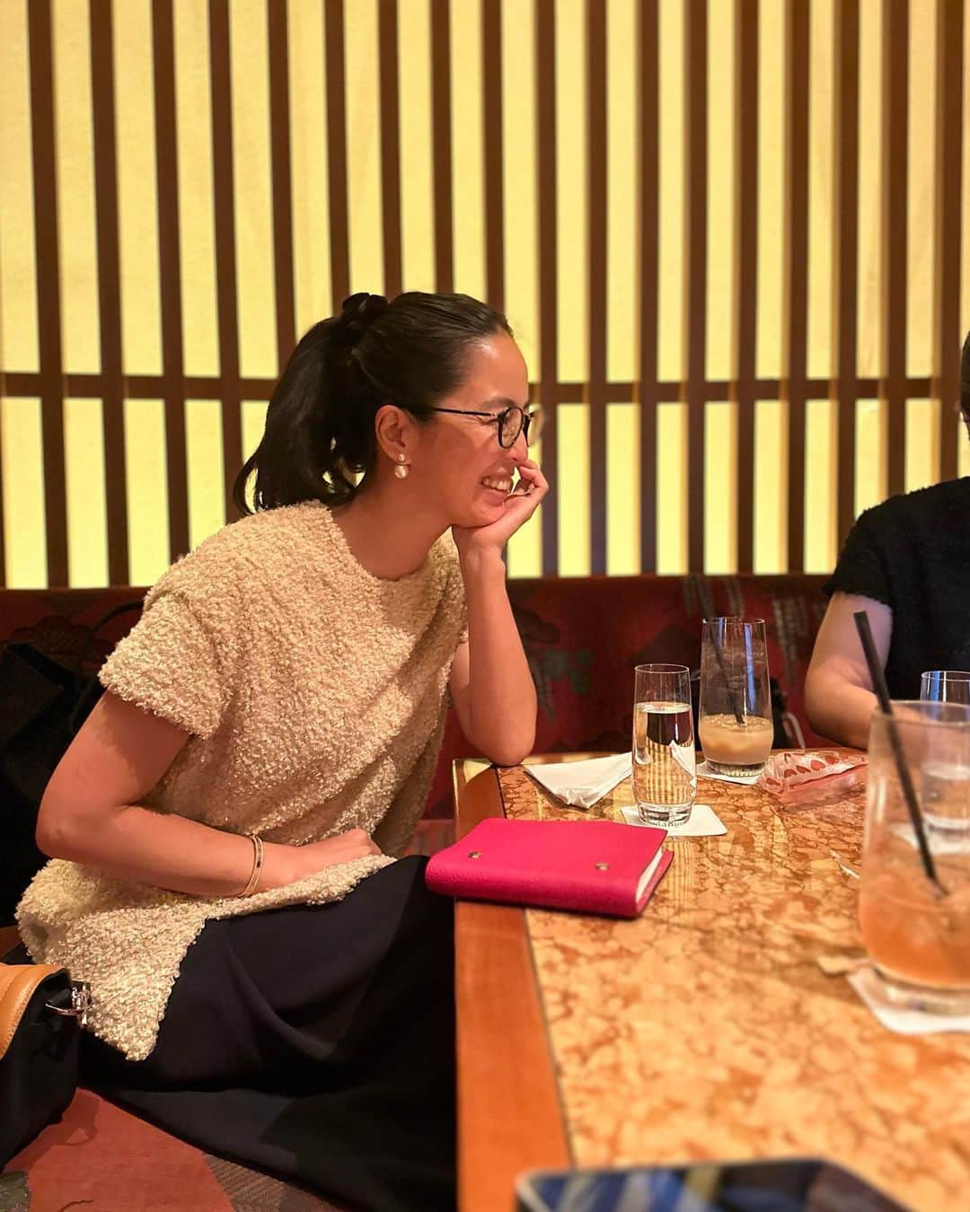 鈴木六夏のインスタグラム：「打ち合わせ⭐︎  ですがたまにはラグジュアリーなホテルラウンジでするだけで、 主婦的にはちょっと、 いやかなり.. いや、めっちゃ!!!😆 貴重な贅沢タイムになります❤️  主婦業と母業と仕事。 両立の秘訣は？なんて良く聞かれて 自分でも出来てきたつもりですが  最近は会社の状況や仕事内容が変わってきて、 効率よく、精度高く、もっとメリハリをつけてやれる体制作りを模索しています。  秘訣はきっと人に頼る、任せる力と 専念する場所と時間の確保なのかなー。  子どものお弁当つくりながら AirPodsで仕事の情報を耳に流し 娘を送りながら撮影の段取り考えて スーパーのレジ並びながらSNS書かなきゃ！とか 原稿書いてたつもりが、あーん、家の散らかり気になり出して 掃除始めちゃったらあっとゆうまにお迎え時間😅とかとかとか  「ながら」が出来るのは女性ならではの良さであるし 「ながら」が出来るからこそ両立が出来る！とメリットとして捉えていたんだけど。なんかその分、今、を大事に出来てないんじゃないか？みたいな。  先日、子どもとプリキュア観てシアター出た瞬間に会社経理のLINE返信してる自分に「ギャップ😂」と心の中でちょっと笑いましたが、なんだかなーー…と考えさせられたり。  20代、30代の時にはあんまり考えずにやってきた「両立」に 今一度、向き合おうかなという気持ちです。」