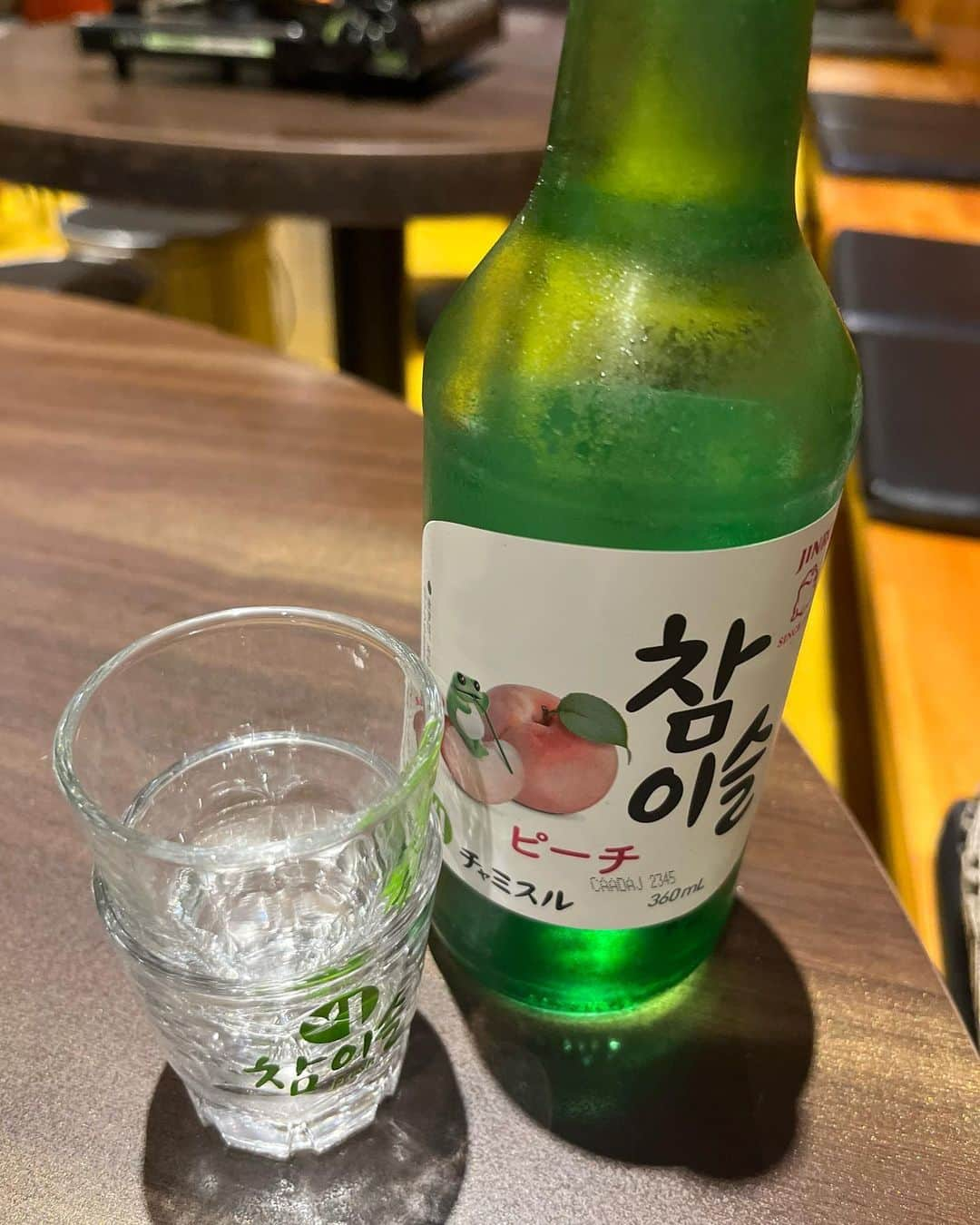 渋谷恭子さんのインスタグラム写真 - (渋谷恭子Instagram)「#チャミスル 久しぶりに飲みました😋  #チャミスルで乾杯 #チャミスルピーチ #チャミスルグラス #グラス #ショットグラス #ピーチ #ピーチ味 #韓国焼酎 #新宿 #新宿区 #韓国料理屋 #飲んだもの #chamisul #prではありません」9月20日 15時49分 - kyoko.86