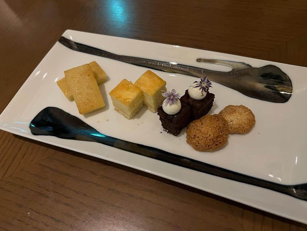 倉松里奈さんのインスタグラム写真 - (倉松里奈Instagram)「大手町にある @bullstokyo で久しぶりのフレンチ🍴 . . 焼肉のbullsとは全く別物らしい💓 びっくり♡ . ペアリングのついたコースで 食事に合わせてシャンパンから 白赤ワインが出てきて 1品1品も美味し過ぎて幸せtime🍽️💓 . . あまり牛肉食べれないけど ここの牛肉は柔らかくて美味し過ぎて ぺろっと食べれた😊💓💓 . デザートも絶品すぎて感動だった😍 . またお祝いとか🥂記念日🍾に 行きたいっ💓💓💓💓 . . #大手町 #大手町グルメ #東京グルメ #東京駅 #ディナー #東京ディナー #大手町ディナー #フレンチ #東京フレンチ #大手町フレンチ #frenchfood #French #tokyogourmet #otemachi #tokyodinner #dinnertime #bullstokyo #PR」9月20日 15時56分 - rinapuu818