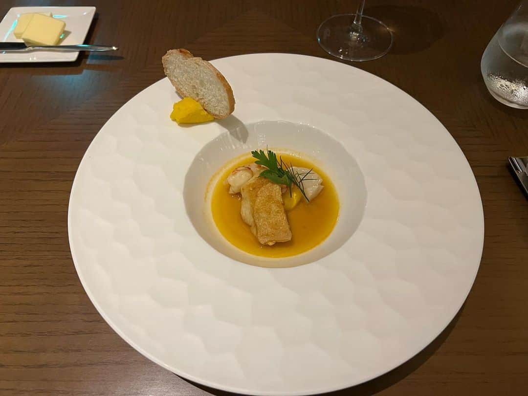 倉松里奈さんのインスタグラム写真 - (倉松里奈Instagram)「大手町にある @bullstokyo で久しぶりのフレンチ🍴 . . 焼肉のbullsとは全く別物らしい💓 びっくり♡ . ペアリングのついたコースで 食事に合わせてシャンパンから 白赤ワインが出てきて 1品1品も美味し過ぎて幸せtime🍽️💓 . . あまり牛肉食べれないけど ここの牛肉は柔らかくて美味し過ぎて ぺろっと食べれた😊💓💓 . デザートも絶品すぎて感動だった😍 . またお祝いとか🥂記念日🍾に 行きたいっ💓💓💓💓 . . #大手町 #大手町グルメ #東京グルメ #東京駅 #ディナー #東京ディナー #大手町ディナー #フレンチ #東京フレンチ #大手町フレンチ #frenchfood #French #tokyogourmet #otemachi #tokyodinner #dinnertime #bullstokyo #PR」9月20日 15時56分 - rinapuu818