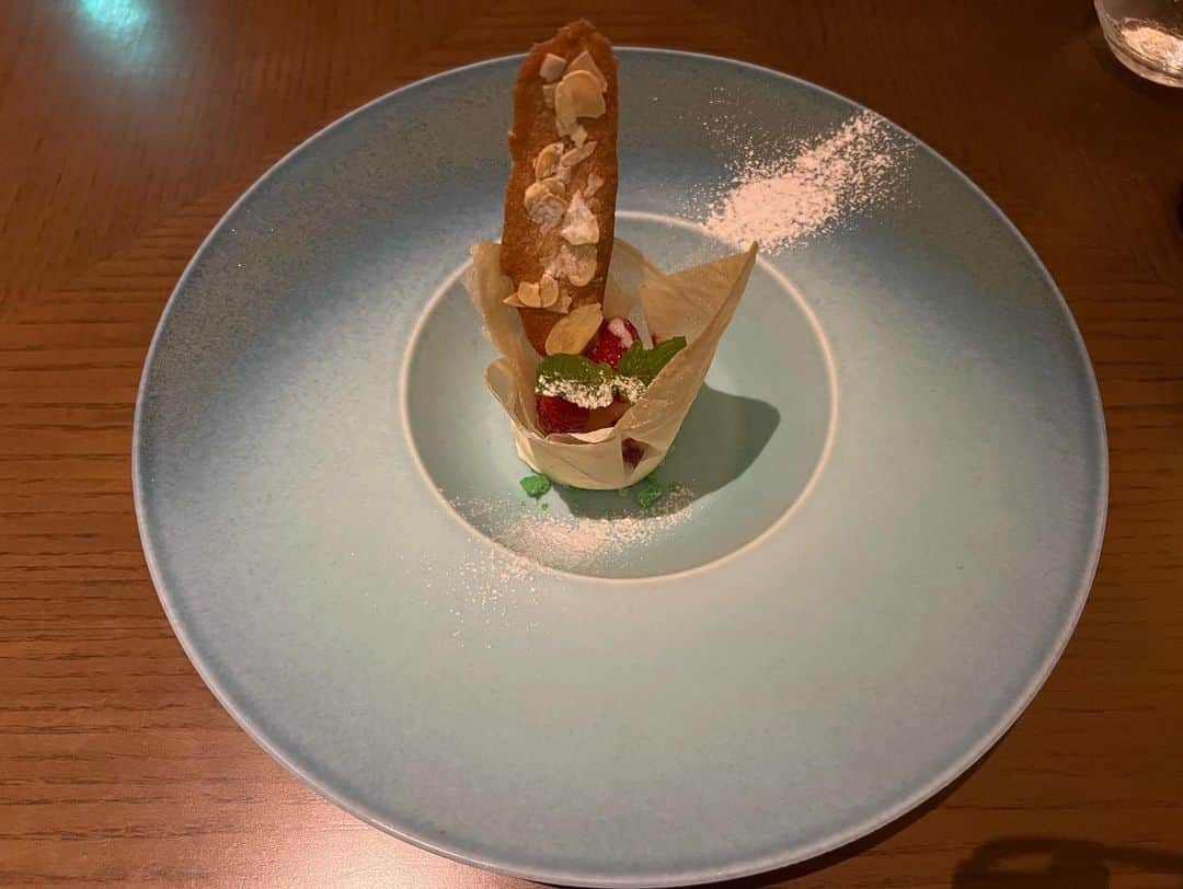 倉松里奈さんのインスタグラム写真 - (倉松里奈Instagram)「大手町にある @bullstokyo で久しぶりのフレンチ🍴 . . 焼肉のbullsとは全く別物らしい💓 びっくり♡ . ペアリングのついたコースで 食事に合わせてシャンパンから 白赤ワインが出てきて 1品1品も美味し過ぎて幸せtime🍽️💓 . . あまり牛肉食べれないけど ここの牛肉は柔らかくて美味し過ぎて ぺろっと食べれた😊💓💓 . デザートも絶品すぎて感動だった😍 . またお祝いとか🥂記念日🍾に 行きたいっ💓💓💓💓 . . #大手町 #大手町グルメ #東京グルメ #東京駅 #ディナー #東京ディナー #大手町ディナー #フレンチ #東京フレンチ #大手町フレンチ #frenchfood #French #tokyogourmet #otemachi #tokyodinner #dinnertime #bullstokyo #PR」9月20日 15時56分 - rinapuu818