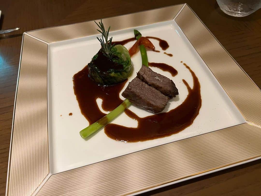 倉松里奈さんのインスタグラム写真 - (倉松里奈Instagram)「大手町にある @bullstokyo で久しぶりのフレンチ🍴 . . 焼肉のbullsとは全く別物らしい💓 びっくり♡ . ペアリングのついたコースで 食事に合わせてシャンパンから 白赤ワインが出てきて 1品1品も美味し過ぎて幸せtime🍽️💓 . . あまり牛肉食べれないけど ここの牛肉は柔らかくて美味し過ぎて ぺろっと食べれた😊💓💓 . デザートも絶品すぎて感動だった😍 . またお祝いとか🥂記念日🍾に 行きたいっ💓💓💓💓 . . #大手町 #大手町グルメ #東京グルメ #東京駅 #ディナー #東京ディナー #大手町ディナー #フレンチ #東京フレンチ #大手町フレンチ #frenchfood #French #tokyogourmet #otemachi #tokyodinner #dinnertime #bullstokyo #PR」9月20日 15時56分 - rinapuu818
