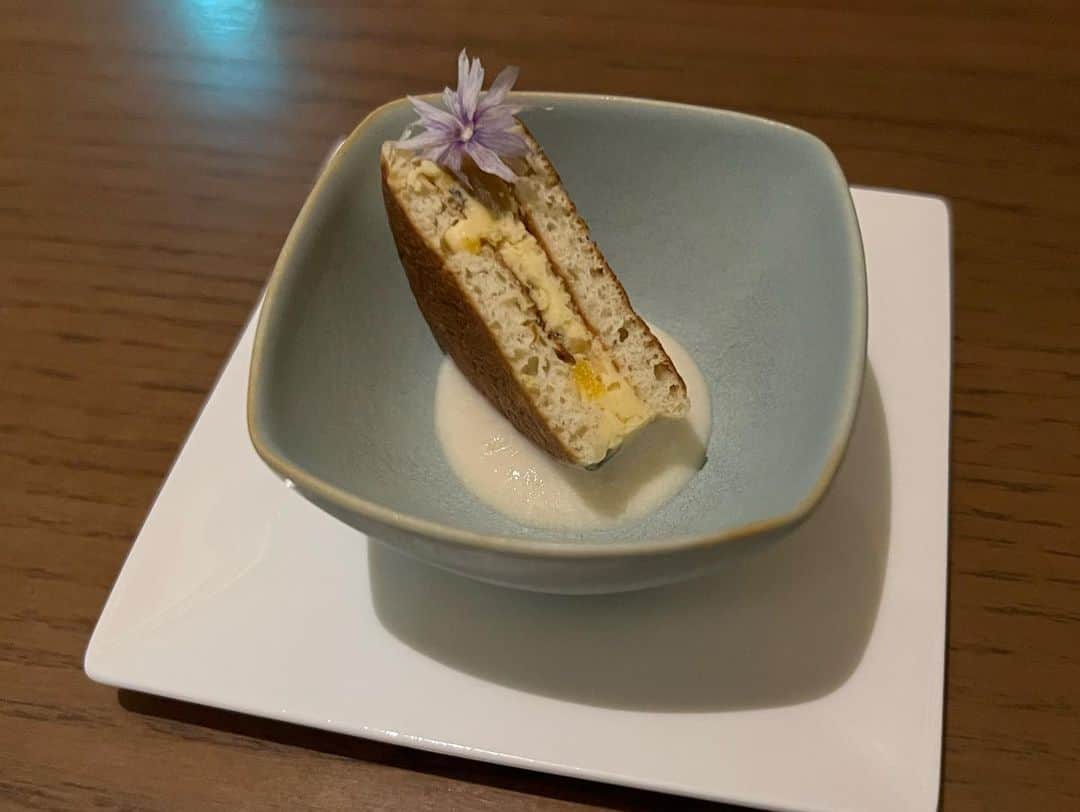 倉松里奈さんのインスタグラム写真 - (倉松里奈Instagram)「大手町にある @bullstokyo で久しぶりのフレンチ🍴 . . 焼肉のbullsとは全く別物らしい💓 びっくり♡ . ペアリングのついたコースで 食事に合わせてシャンパンから 白赤ワインが出てきて 1品1品も美味し過ぎて幸せtime🍽️💓 . . あまり牛肉食べれないけど ここの牛肉は柔らかくて美味し過ぎて ぺろっと食べれた😊💓💓 . デザートも絶品すぎて感動だった😍 . またお祝いとか🥂記念日🍾に 行きたいっ💓💓💓💓 . . #大手町 #大手町グルメ #東京グルメ #東京駅 #ディナー #東京ディナー #大手町ディナー #フレンチ #東京フレンチ #大手町フレンチ #frenchfood #French #tokyogourmet #otemachi #tokyodinner #dinnertime #bullstokyo #PR」9月20日 15時56分 - rinapuu818