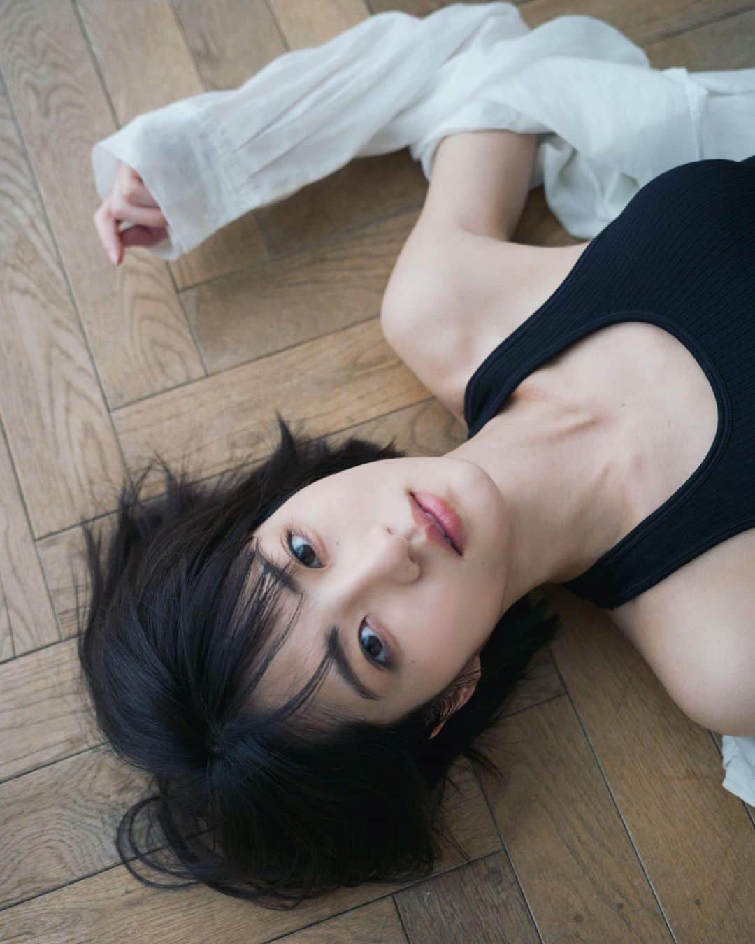 のインスタグラム：「. この辺で改めて。 6月27日に発売した #履きなれない靴を履き潰すまで  私のフォトエッセイ。 良かったら、私という人間を知ってもらえたら☺︎ 思考が嗜好が志向を詰め込んだ。そんな一冊。 と言っても詩集のようなモノで 文字数は全然無いから気軽にみてほしい。 もし興味を持って貰えたら是非。 . そろそろ、素敵な写真を撮るこの方(@kisshomaru ) にまた写真撮ってもらいたい気分です。 . #履きなれない靴を履き潰すまで  #若月佑美」