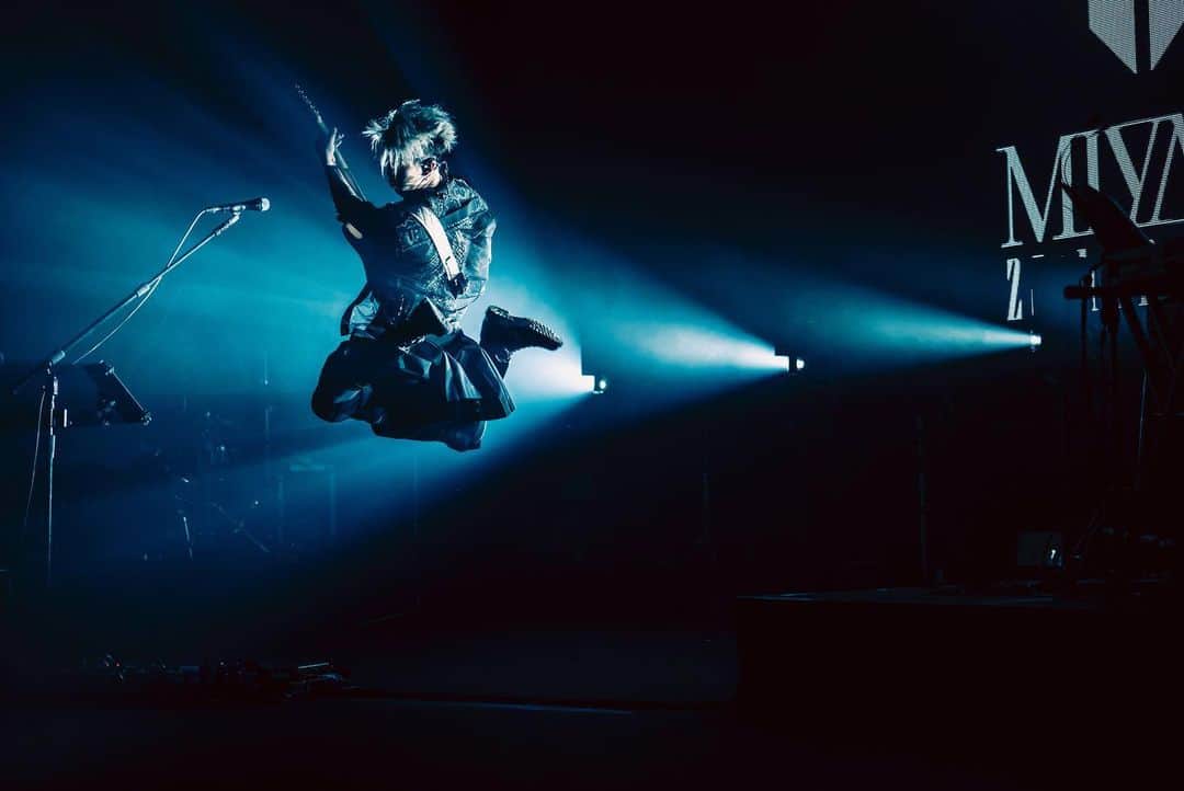 雅-MIYAVI-さんのインスタグラム写真 - (雅-MIYAVI-Instagram)「It was such a special and a bit nostalgic moment for me to perform on the stage where I had my very first solo performance almost 20years ago.   I wanna express my heartfelt thanks to everyone who came to the show last night. I felt your overwhelming love and support. Also my sincere appreciation to my fans, staff, and friends all around the world who have been supporting me throughout my journey as Miyavi. Because of all of you, I can continue rocking.  Can’t wait to rock with you when I fly to your city in the near future.   I’m now on my way to Europe.  First stop, Poland, see you there.  今、ポーランドへ向かう機内の中で この投稿を書いています  東京、最高でした  大きな愛に包まれながら 演奏していたような そんな感覚でした  ぶっちゃけ大阪と比べたら 諸々演奏とか荒かったんだけど なんか色々良かった気がする 言葉でうまく説明できないんだけど やっぱ気持ち高ぶったよね  渋公 ２０年前ソロデビューしてはじめて立った ステージでのパフォーマンス  デビュー当時は ステージで何をしていいのか 何を伝えるべきなのかさえわからず 右往左往してたけど、 今は自分が成すべきこと ステージ上での自分の存在意義と アーティストとしての自分の使命 はっきりと見えてる。  ライヴハウスのような感覚で みんなと叫んで、踊りまくりました  ２０年前の俺に ロックはこうやんだぞって やっと教えてあげられるね。  とにかく昨日(一昨日？)は、 音とパフォーマンスで みんなに感謝を伝える日だったので そのミッションは果たせたかなと  俺もみんなの熱気と声援から でっかいパワーもらいました  このパワーをもって まずはヨーロッパと中国、 がっつりロックしてきます  いつも最高の景色をありがとう  日本、最高だね  いってきます！  🫡」9月20日 15時58分 - miyavi_ishihara