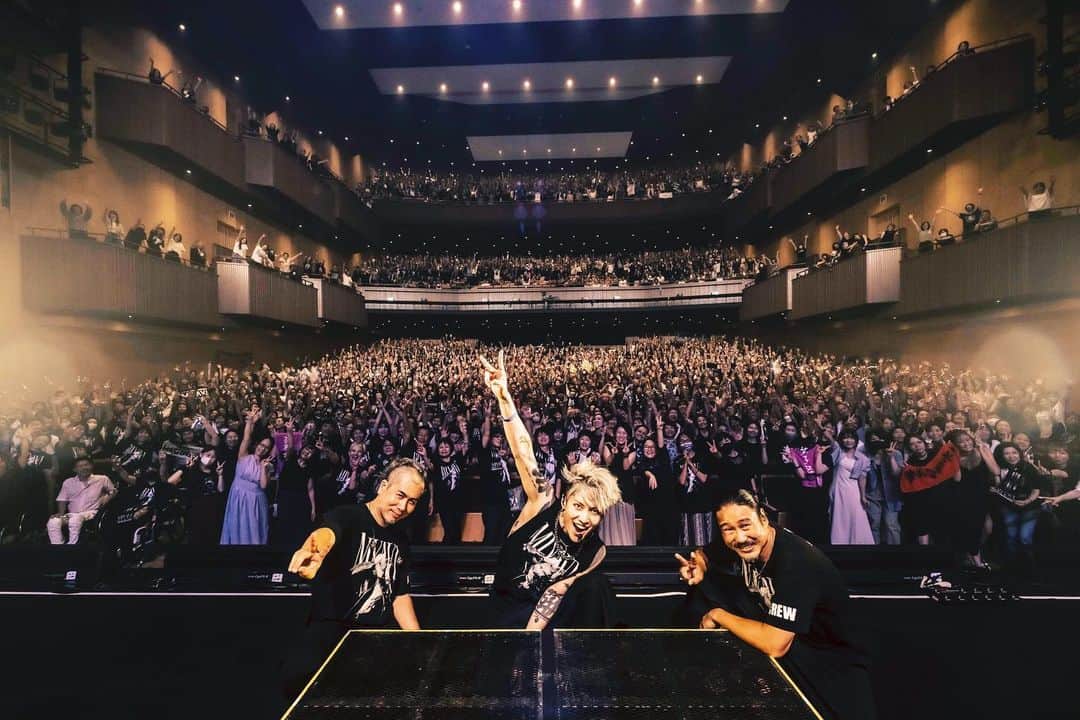 雅-MIYAVI-のインスタグラム：「It was such a special and a bit nostalgic moment for me to perform on the stage where I had my very first solo performance almost 20years ago.   I wanna express my heartfelt thanks to everyone who came to the show last night. I felt your overwhelming love and support. Also my sincere appreciation to my fans, staff, and friends all around the world who have been supporting me throughout my journey as Miyavi. Because of all of you, I can continue rocking.  Can’t wait to rock with you when I fly to your city in the near future.   I’m now on my way to Europe.  First stop, Poland, see you there.  今、ポーランドへ向かう機内の中で この投稿を書いています  東京、最高でした  大きな愛に包まれながら 演奏していたような そんな感覚でした  ぶっちゃけ大阪と比べたら 諸々演奏とか荒かったんだけど なんか色々良かった気がする 言葉でうまく説明できないんだけど やっぱ気持ち高ぶったよね  渋公 ２０年前ソロデビューしてはじめて立った ステージでのパフォーマンス  デビュー当時は ステージで何をしていいのか 何を伝えるべきなのかさえわからず 右往左往してたけど、 今は自分が成すべきこと ステージ上での自分の存在意義と アーティストとしての自分の使命 はっきりと見えてる。  ライヴハウスのような感覚で みんなと叫んで、踊りまくりました  ２０年前の俺に ロックはこうやんだぞって やっと教えてあげられるね。  とにかく昨日(一昨日？)は、 音とパフォーマンスで みんなに感謝を伝える日だったので そのミッションは果たせたかなと  俺もみんなの熱気と声援から でっかいパワーもらいました  このパワーをもって まずはヨーロッパと中国、 がっつりロックしてきます  いつも最高の景色をありがとう  日本、最高だね  いってきます！  🫡」