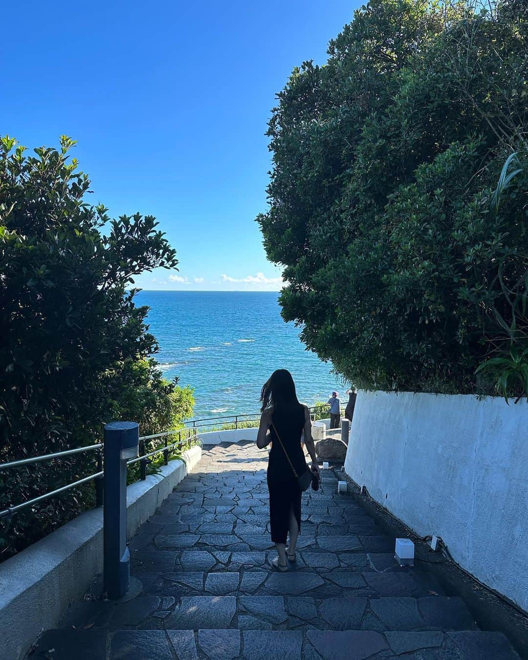 井川絵美さんのインスタグラム写真 - (井川絵美Instagram)「・ ・ 📍静岡県最南端の岬 ・ 天気が良くて空も海も綺麗すぎ💙 怒涛のテスト月間が一旦終わり お疲れ気味の受験生娘から 海に行きたいとリクエスト。 御前崎すごく良いところで 癒されました♡ 道産子はヤシの木に憧れてるからさ、 それだけでもう、好き😂 ・ 娘が写真撮るの上手くてほとんどお任せ… ママ盛れてるね、盛れてないねって ハッキリ言ってくれるのは世界でただ1人彼女だけかも。笑 ・ ・ #御前崎 #御前崎市 #御前崎マリンパーク #静岡県最南端 #静岡ドライブ」9月20日 15時58分 - igawa_emi