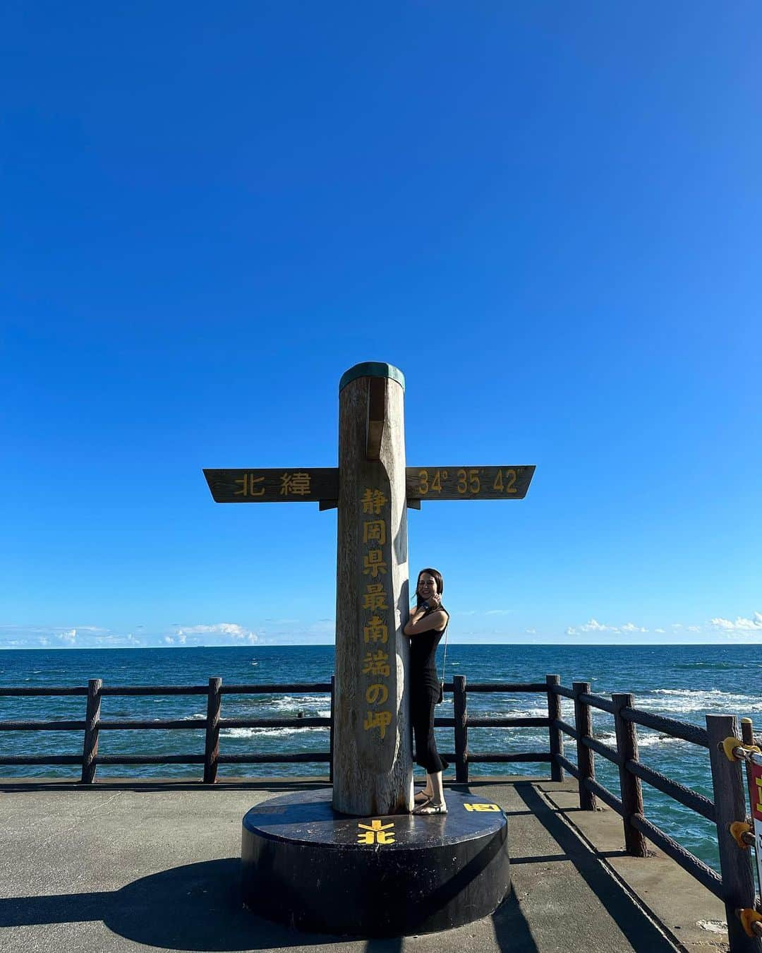 井川絵美のインスタグラム：「・ ・ 📍静岡県最南端の岬 ・ 天気が良くて空も海も綺麗すぎ💙 怒涛のテスト月間が一旦終わり お疲れ気味の受験生娘から 海に行きたいとリクエスト。 御前崎すごく良いところで 癒されました♡ 道産子はヤシの木に憧れてるからさ、 それだけでもう、好き😂 ・ 娘が写真撮るの上手くてほとんどお任せ… ママ盛れてるね、盛れてないねって ハッキリ言ってくれるのは世界でただ1人彼女だけかも。笑 ・ ・ #御前崎 #御前崎市 #御前崎マリンパーク #静岡県最南端 #静岡ドライブ」