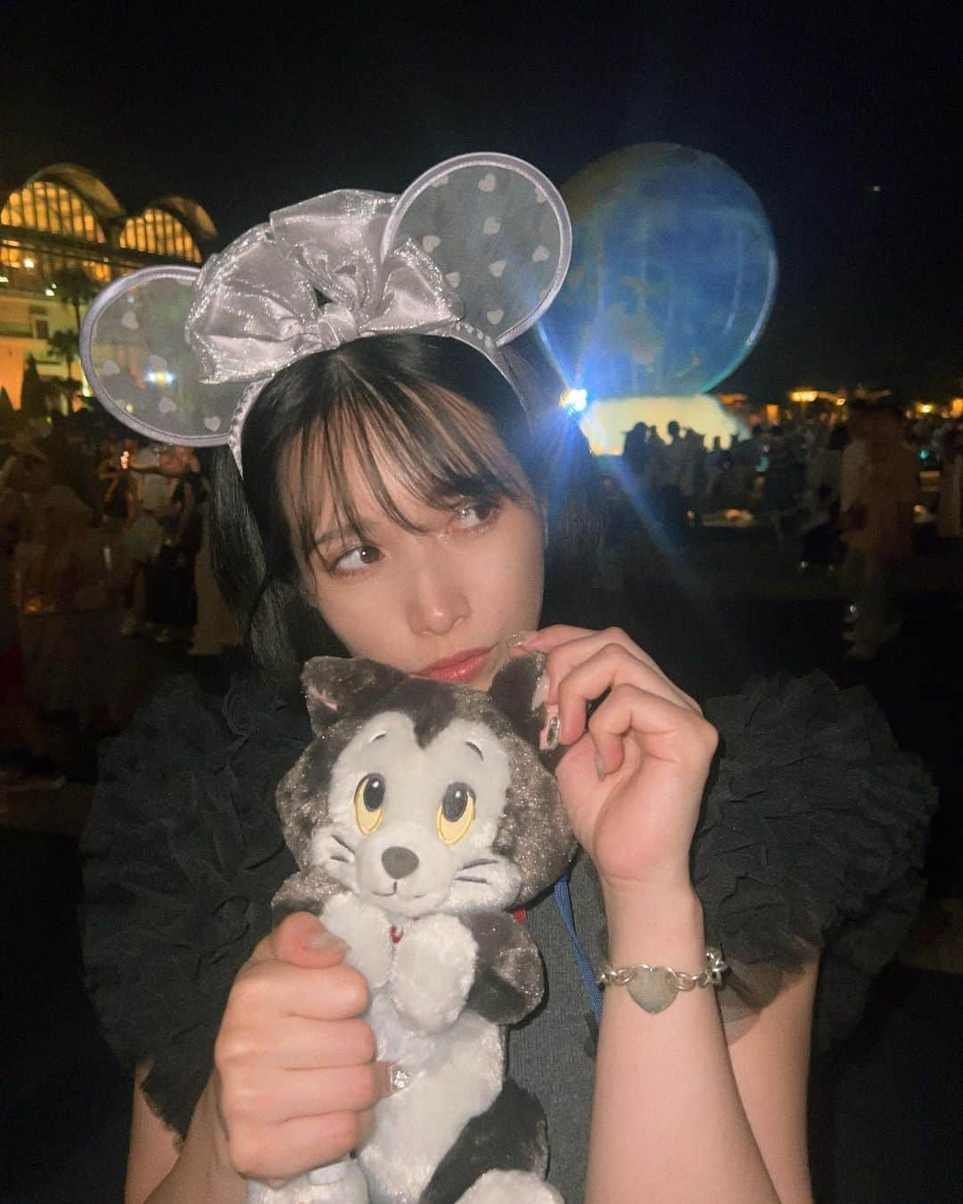 JILLさんのインスタグラム写真 - (JILLInstagram)「Disney投稿ラスト！ ⁡ 夜撮る時、フラッシュじゃなくて スマホのライトつけっぱなしにして撮ると かわいく撮れる気がするんだけど どーでしょうか？？？💡💖 ⁡ ⁡ #グラビアアイドル #コスプレイヤー #撮影会モデル  #ディズニーシー #ディズニーコーデ #disneygram  #tokyodisneysea #japanesegirlspic #お出かけコーデ」9月20日 16時10分 - jill_g.e