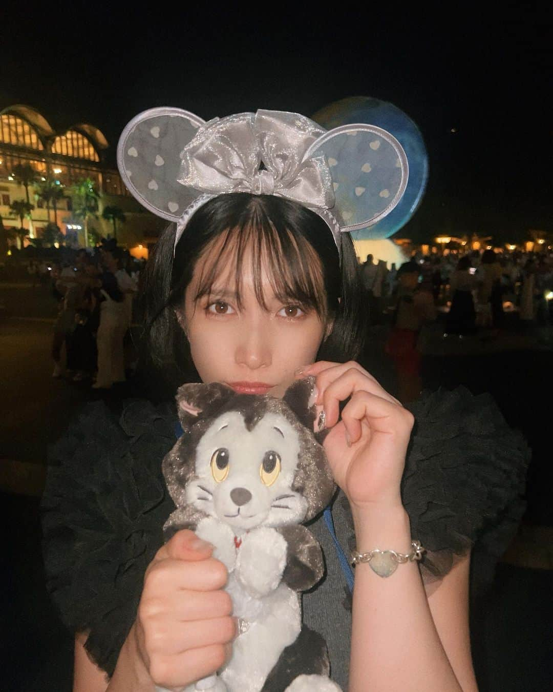 JILLさんのインスタグラム写真 - (JILLInstagram)「Disney投稿ラスト！ ⁡ 夜撮る時、フラッシュじゃなくて スマホのライトつけっぱなしにして撮ると かわいく撮れる気がするんだけど どーでしょうか？？？💡💖 ⁡ ⁡ #グラビアアイドル #コスプレイヤー #撮影会モデル  #ディズニーシー #ディズニーコーデ #disneygram  #tokyodisneysea #japanesegirlspic #お出かけコーデ」9月20日 16時10分 - jill_g.e