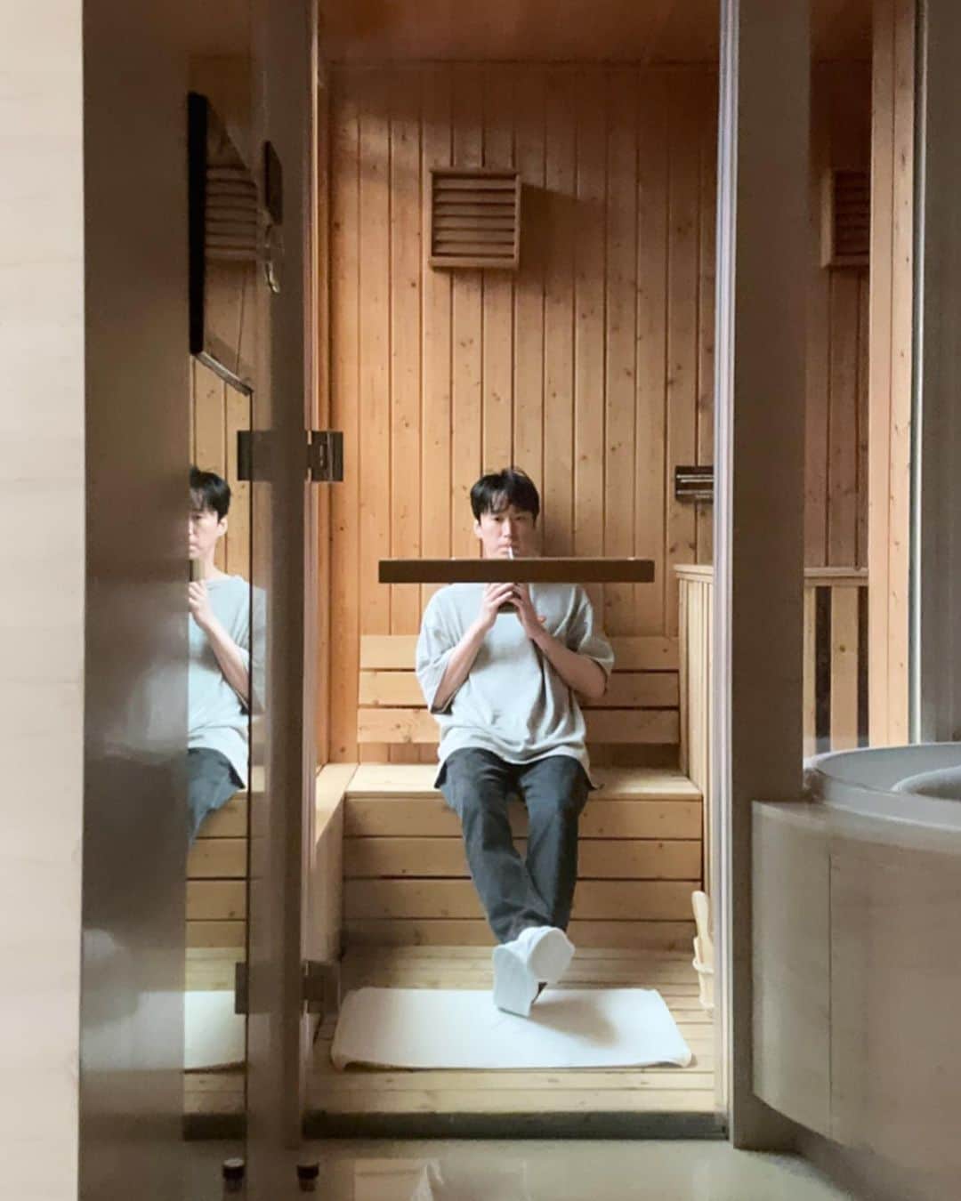TABLO さんのインスタグラム写真 - (TABLO Instagram)「no context pic of a rapper in a private sauna within a bathroom fully dressed drinking cold brew」9月20日 16時04分 - blobyblo