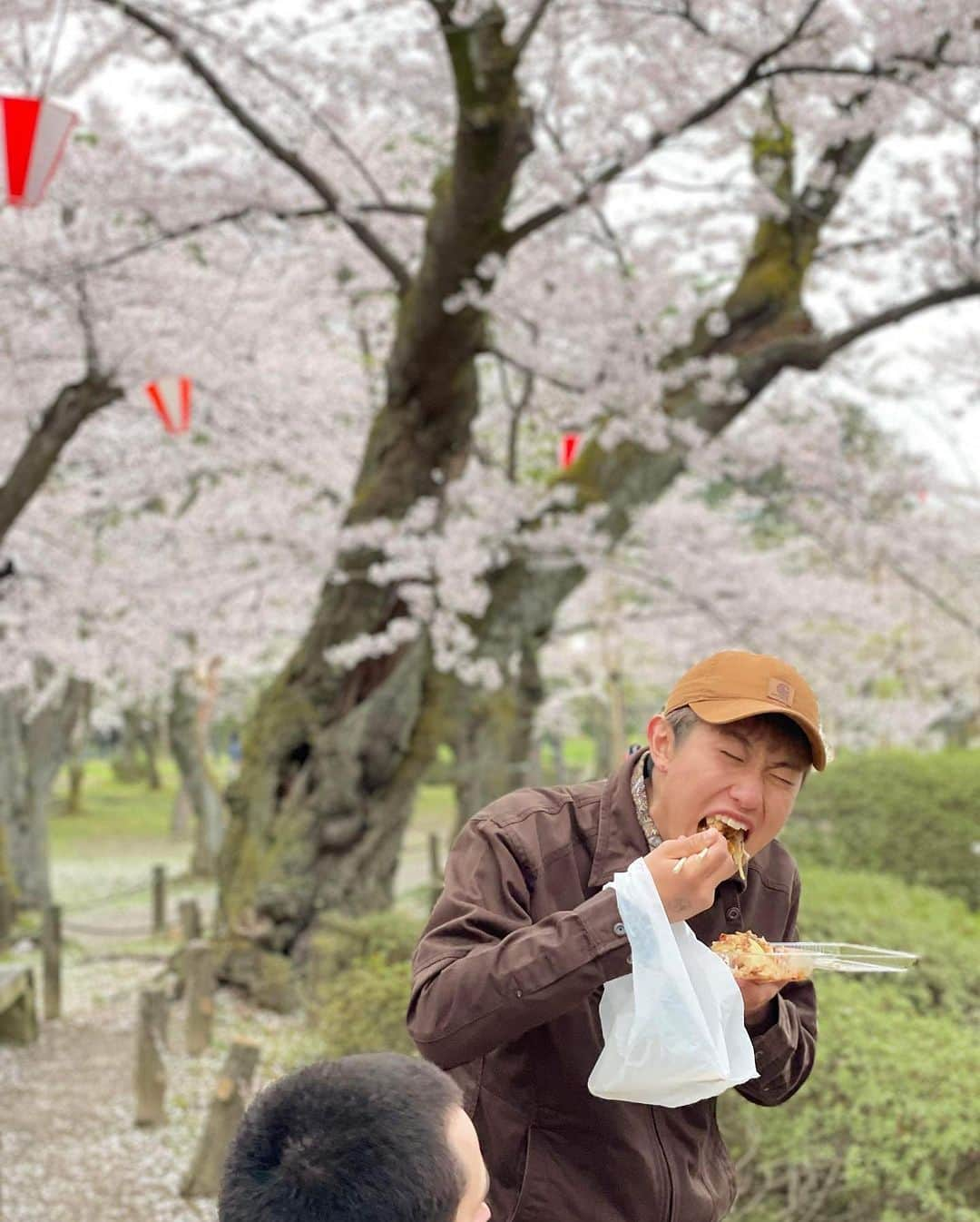 江湖妃那さんのインスタグラム写真 - (江湖妃那Instagram)「締めはやっぱり… 待ってましたぁぁーこのオトコ❣️  日課は食べ物に難癖つけること🍙❗️  メイドイン秋田🌾👹 頼れるアニキ👱‍♂️しきと🦁✨  先輩愛は宇宙一🚀❤️ ヨシヨシされて尻尾を振る姿はまさにポチ🐶　　  たぶんなんでもできるので(モノマネとか) 無茶振り可⭕️ 特にかわいくて話のわかる女の子(？)には 反応［良］💯 冷たくあしらわれたら拳で解決しましょう🤛💢  副業は秋田弁トランスレーター🗣️ 秋田のお爺さま👴お婆さま👵と値切り交渉する際には是非お持ちください。  舞台まであと0.01mm💓」9月20日 16時20分 - aiufes_butai