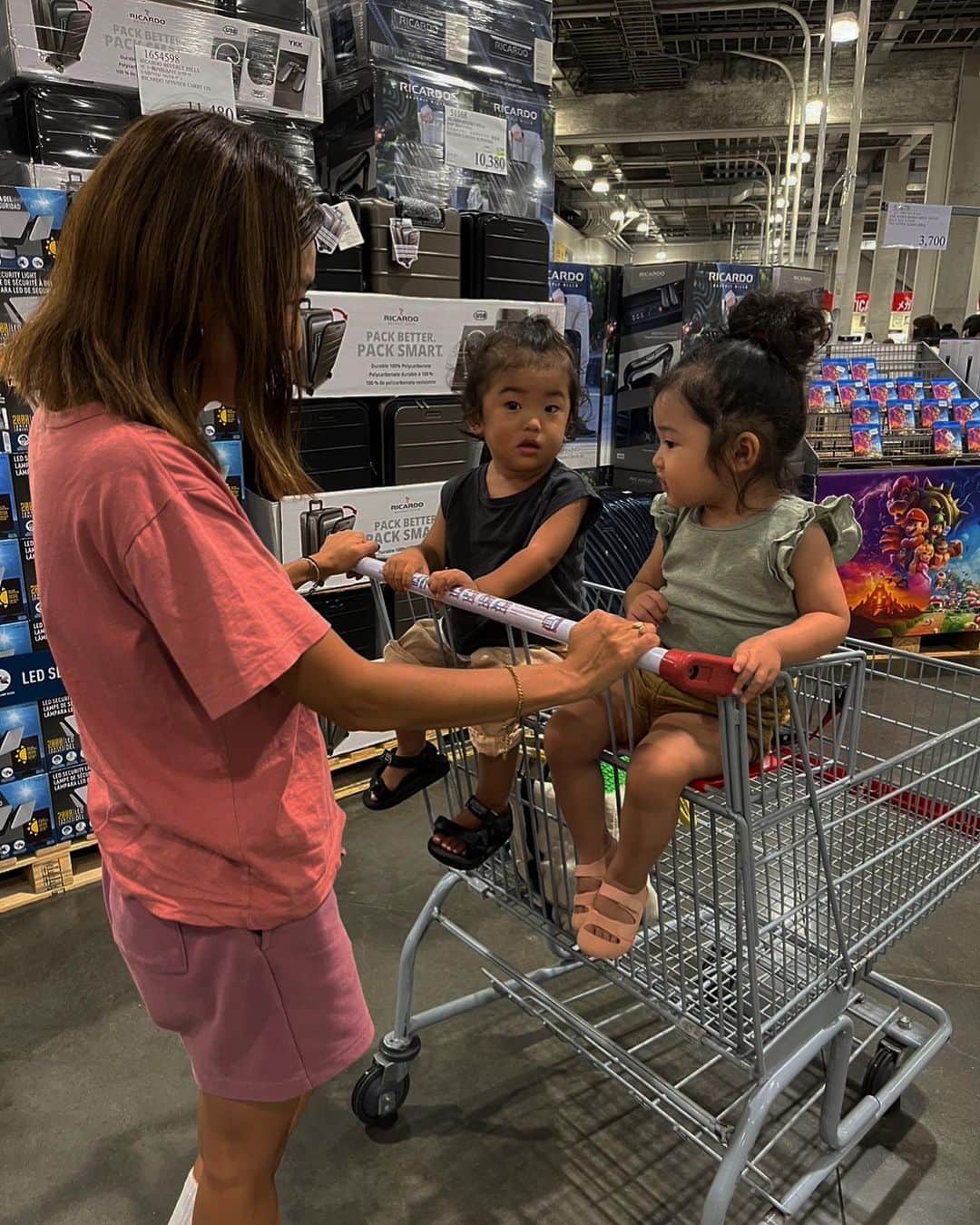 堀舞紀のインスタグラム：「🛒🥤🍕❤️〜  @costco ❤️  みんなで 海外旅行した日が懐かしい😩〜  けど…  どこにいても 同じくらい楽しいね❤️  50歳になっても COSTCOで🍕たべよーね😀🌼  (さほど遠くない未来ダッタワ、、)  🙃  #COSTCO #コストコおすすめ  は🍌です。🧁も。 #カートにヒヨコを2匹乗せてます #🐣🐣  何故かまーちゃんの写真🤳全然 貰えないから😂枠付きの無理矢理載せたw」