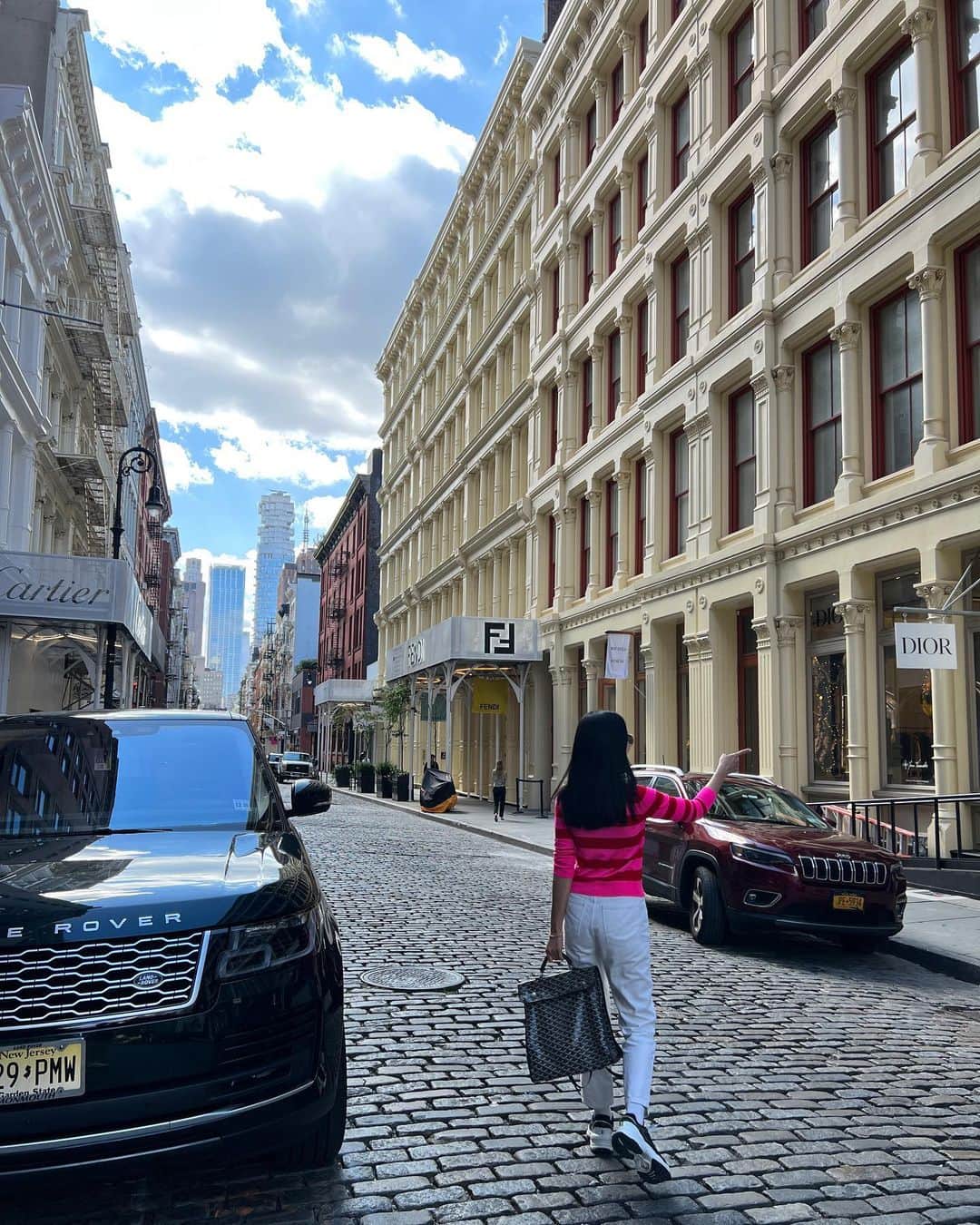 ワン・ビンナのインスタグラム：「아무렇게나 막 찍어도 이런 하늘 어떤데💕 하루종일 하늘만 봐도 좋다규☁️ 아무쪼록 깨끗한 공기가 젤루 부럽다규🫶🏻 #newyork #soho」
