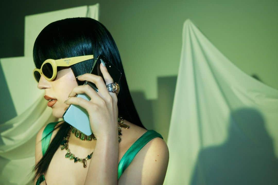 のインスタグラム：「In the latest issue of #MizVogue, Australian singer, songwriter and online sensation #MiaRodriguez presents the new range of Samsung foldable devices—the Galaxy Z Flip5 and Galaxy Z Fold5—in an entirely new light. At the link in our bio, see the full #MizVogue cover shoot. #JoinTheFlipSide @samsungau」